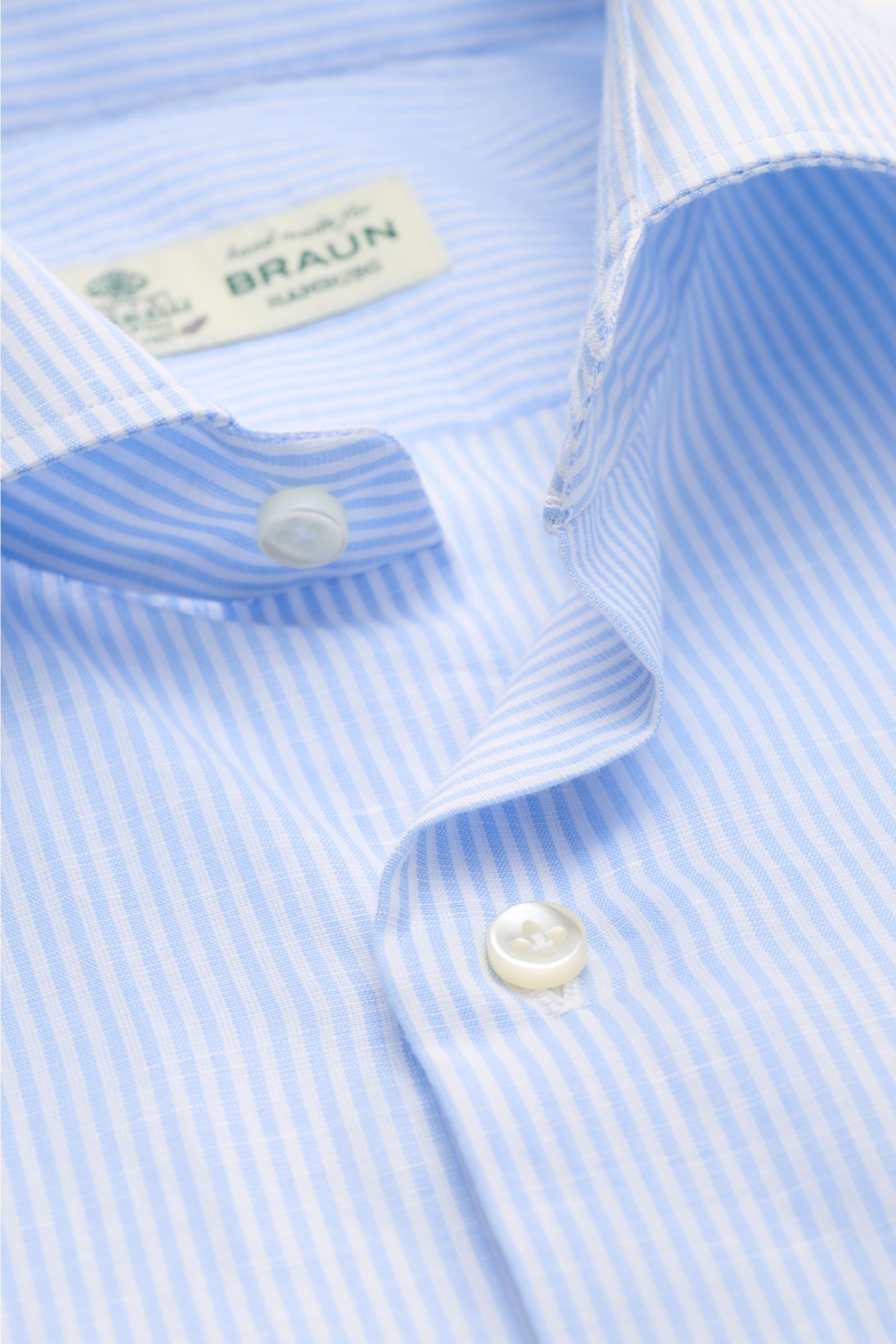 Borrelli Business Hemd 'Luciano' Kent-Kragen hellblau/weiß gestreift aus Leinen-Baumwoll-Mix, Slim Fit, Perlmuttknöpfe, Detailansicht Vorderseite.
