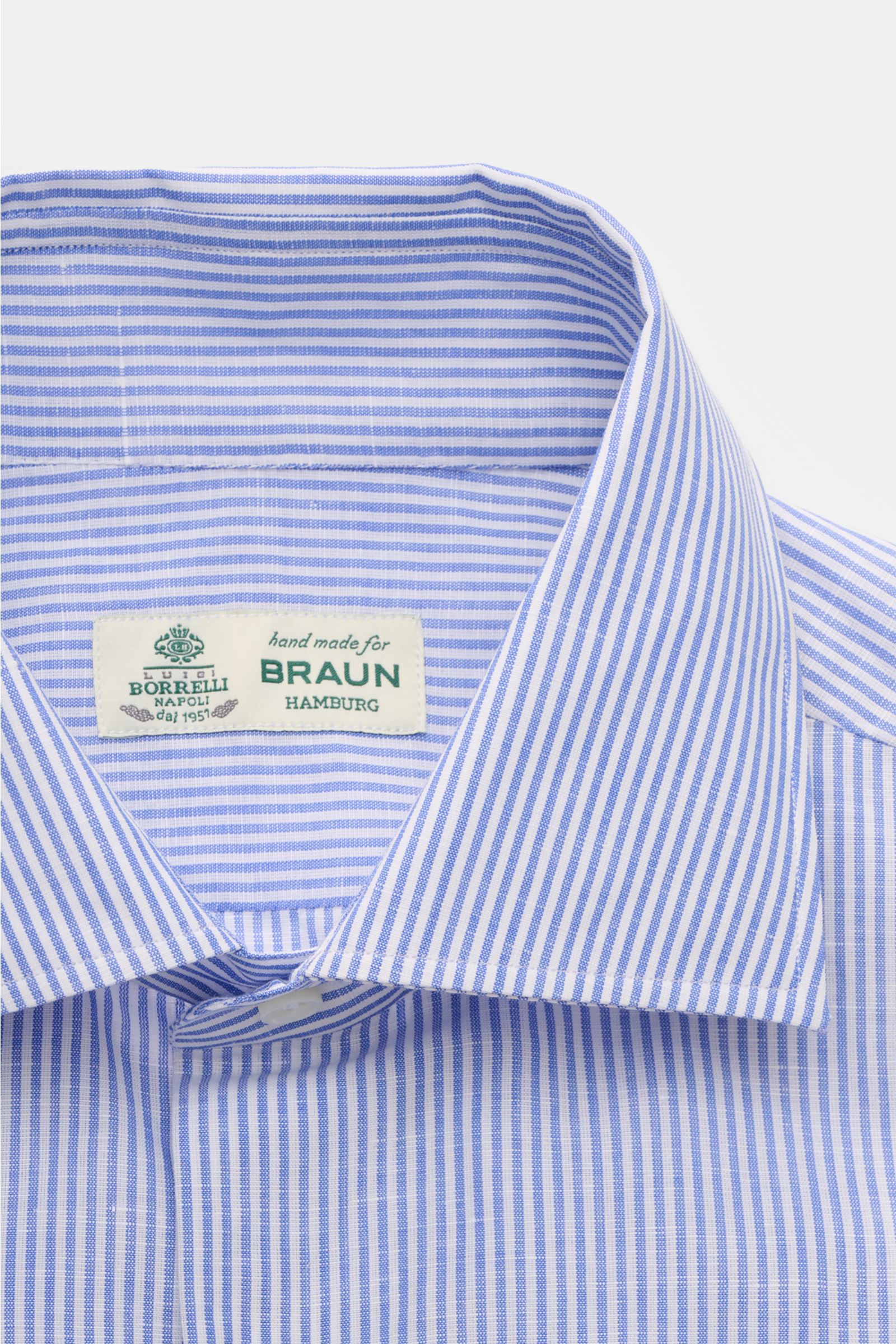 Borrelli Business Hemd 'Luciano' Kent-Kragen blau/weiß gestreift, Slim Fit, Leinen-Baumwoll-Mix, Nahaufnahme von oben.