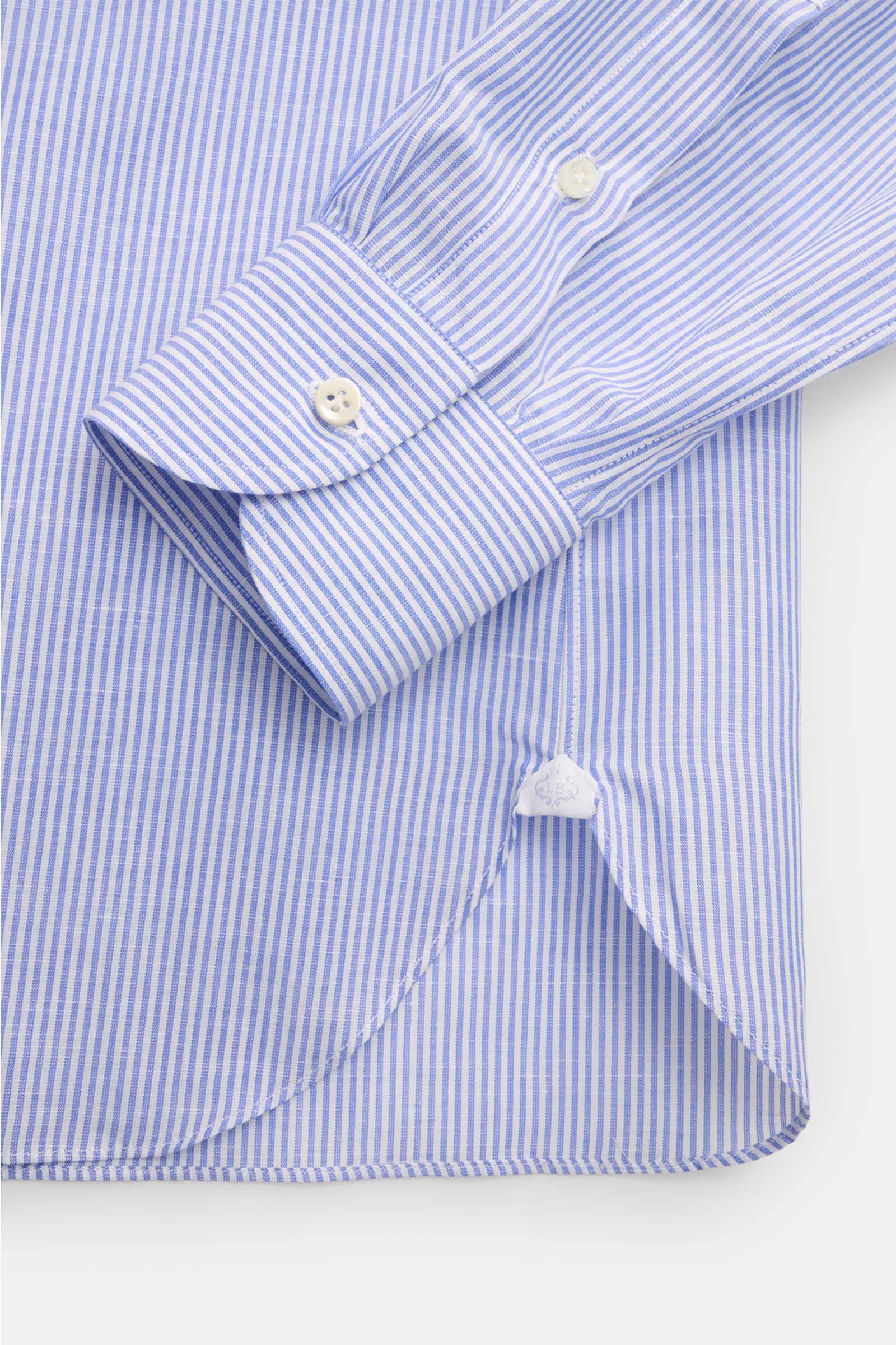 Borrelli Business Hemd 'Luciano' Kent-Kragen blau/weiß gestreift, Slim Fit, Leinen-Baumwoll-Mix, französische Knopfleiste, Sportmanschette, Detailaufnahme von Ärmel und Saum.