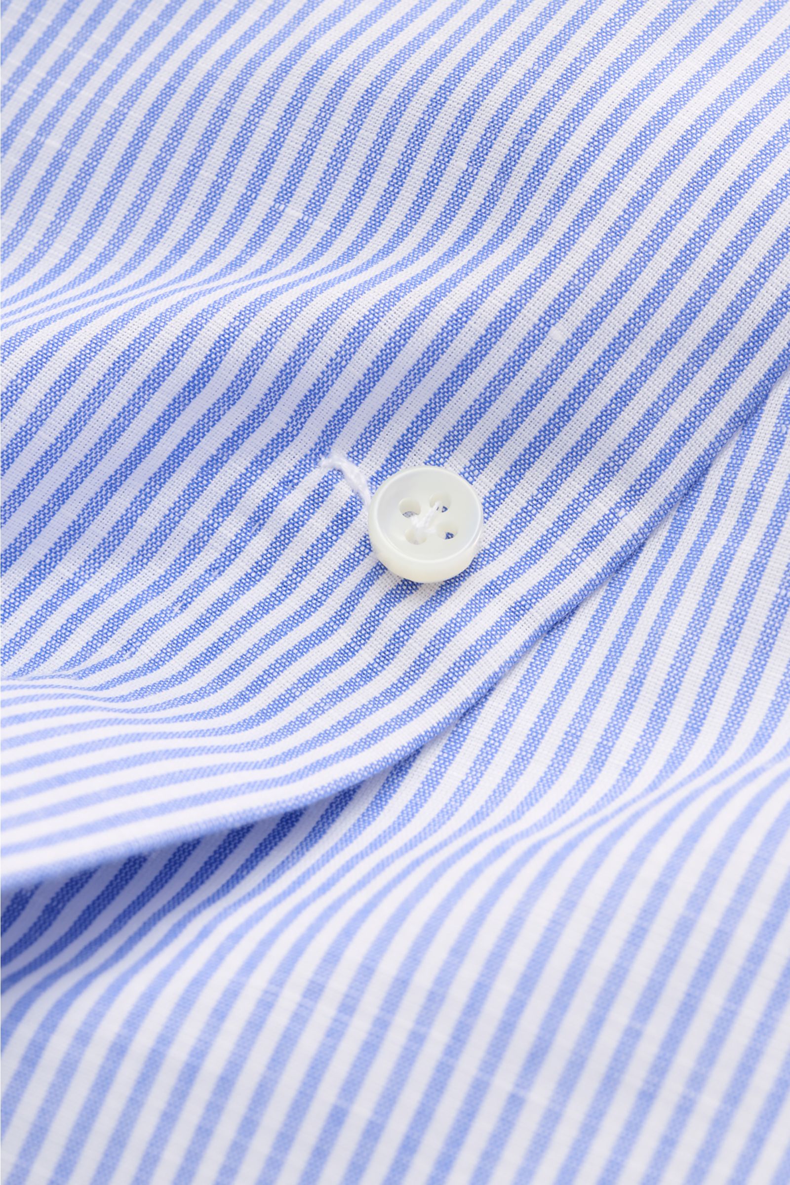 Borrelli Business Hemd 'Luciano' Kent-Kragen blau/weiß gestreift, Detailaufnahme Knopf, Leinen-Baumwoll-Mix, Slim Fit, glatter Griff.