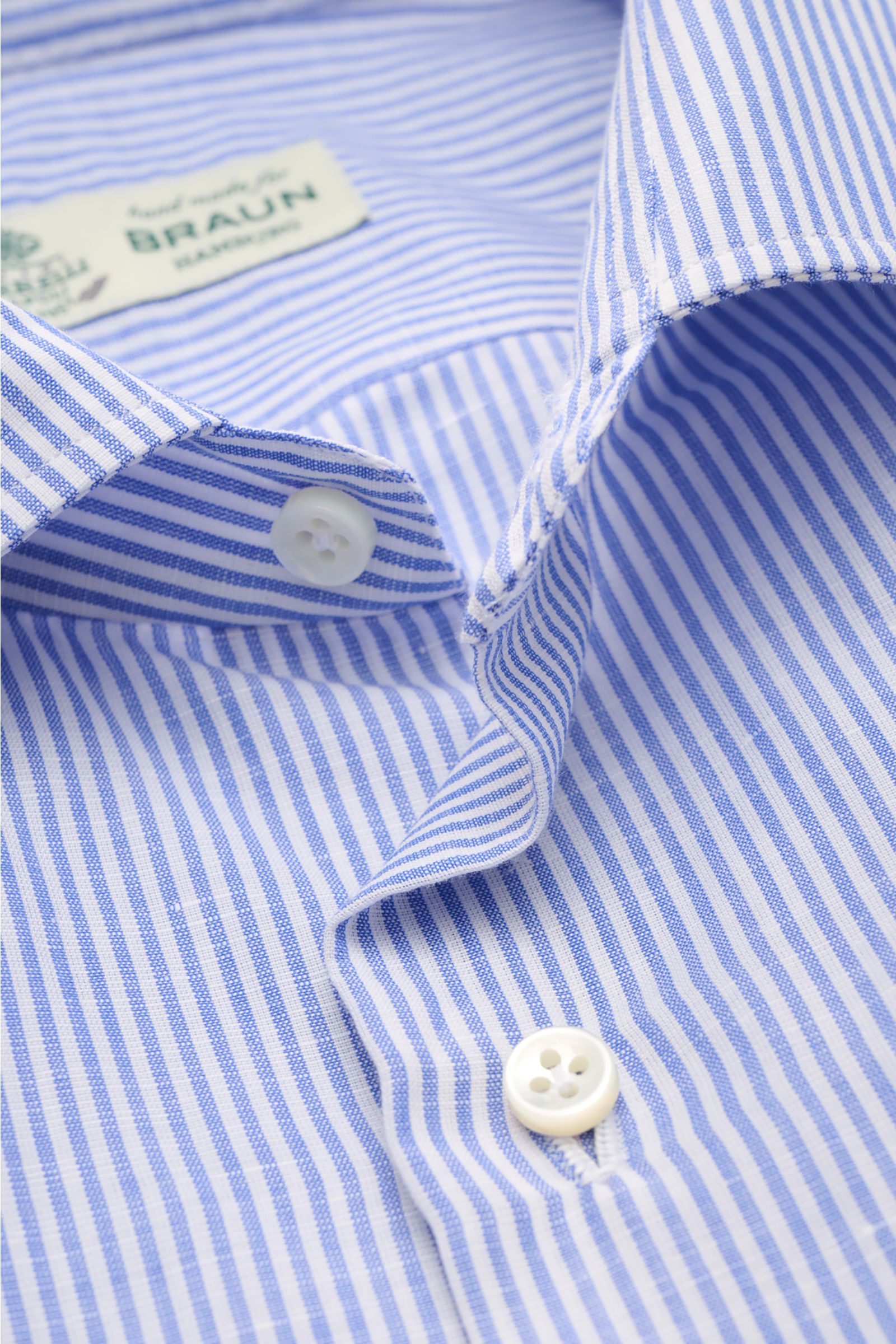 Borrelli Business Hemd 'Luciano' Kent-Kragen blau/weiß gestreift, Nahaufnahme von oben, Leinen-Baumwoll-Mix, Slim Fit, Perlmuttknöpfe.