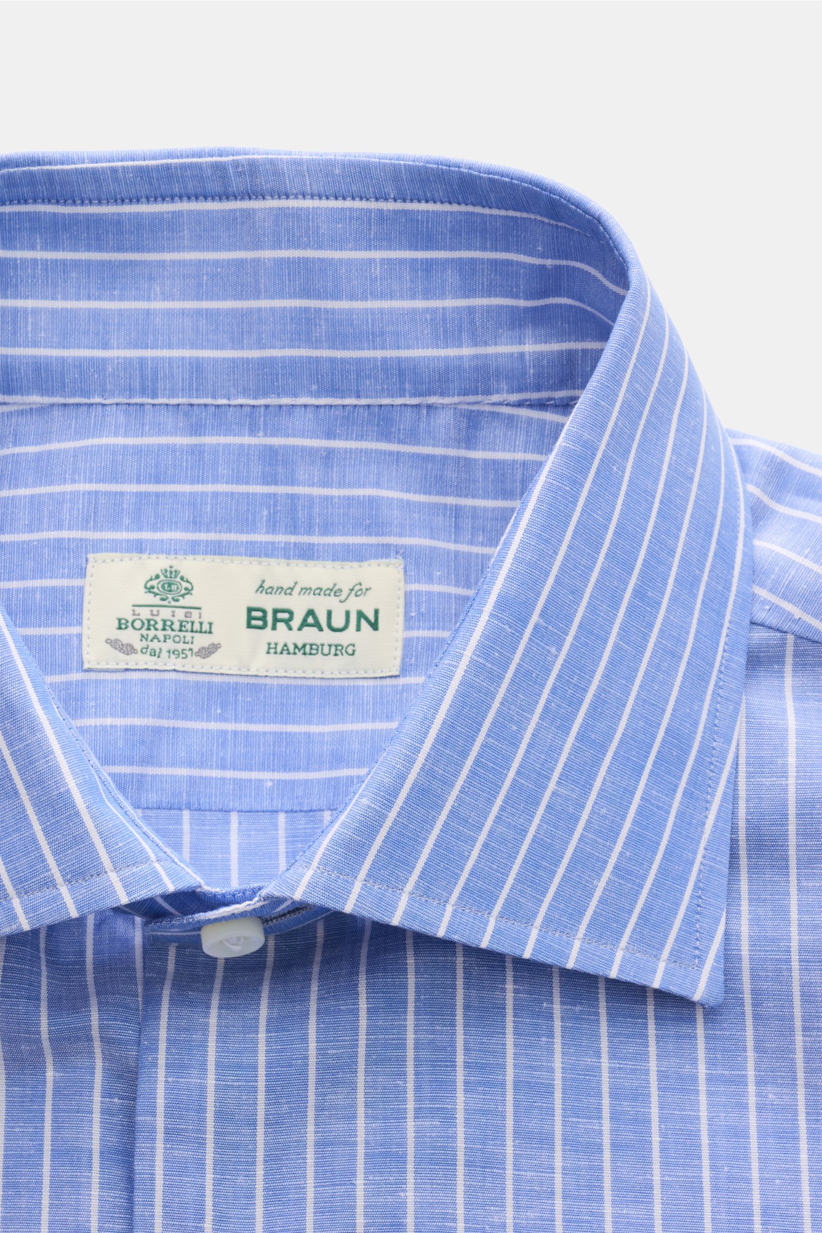 Close-up front view of Borrelli Business shirt 'Luciano' Kent collar white/blue striped, made from a linen-cotton blend with slim fit.

Fine yarn from Neapolitan tailor BORRELLI: The shirt 'Luciano' in a slim fit is fabricated using a high-quality line