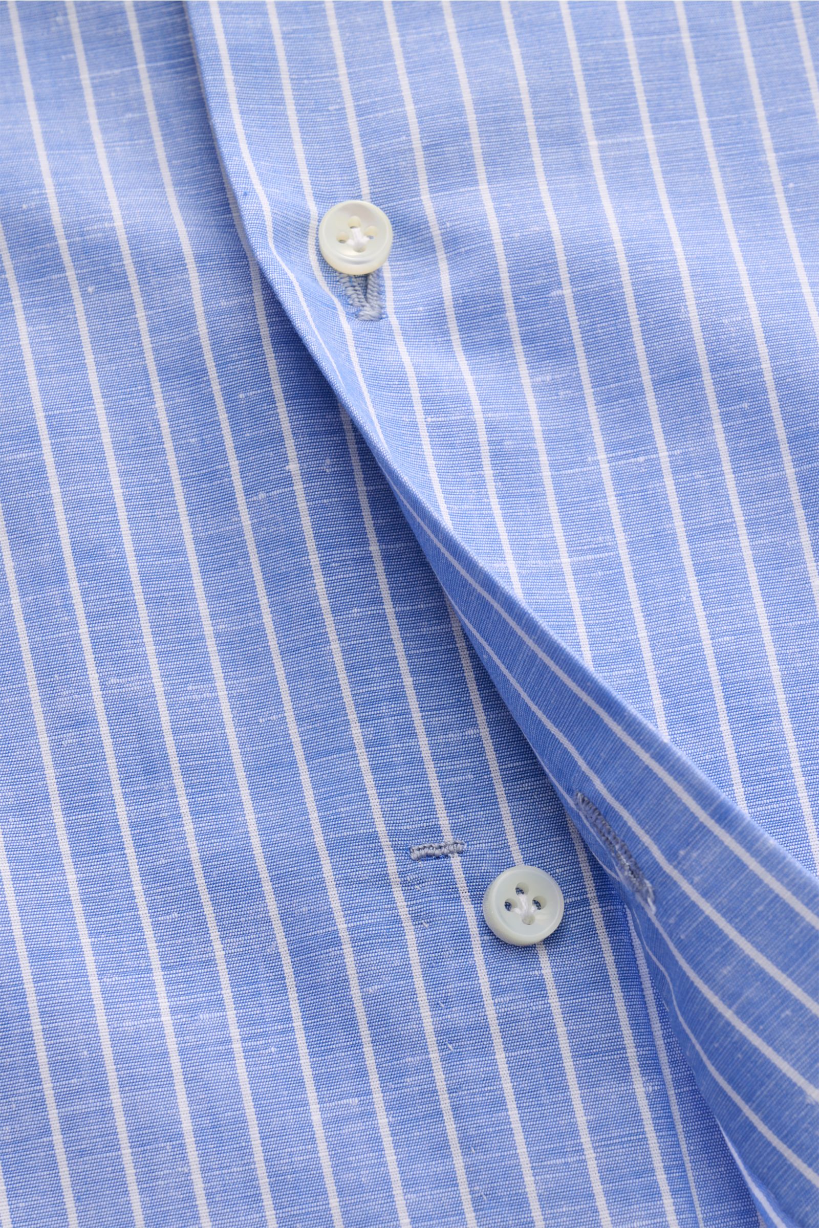 Close-up front view of Borrelli Business shirt 'Luciano' Kent collar white/blue striped, showing slim fit linen-cotton blend fabric, French button placket with mother-of-pearl buttons, timeless stripes, shark collar, classic barrel cuffs, and rounded hem.