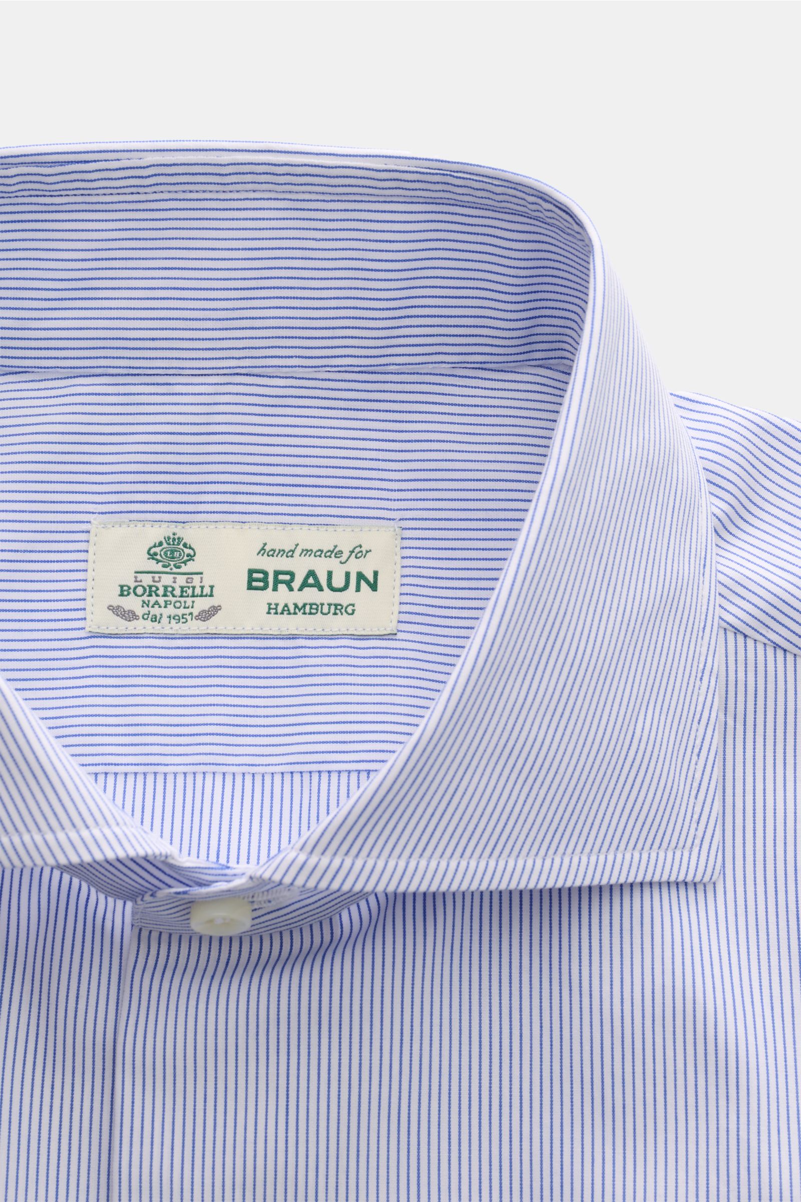Close-up front view of Borrelli Business shirt 'Nando' shark collar dark blue/white striped, showcasing fine stripes and collar detail.

Timeless classic: The shirt 'Nando' from BORRELLI features classic, elegant design and unbeatable wearing comfort.