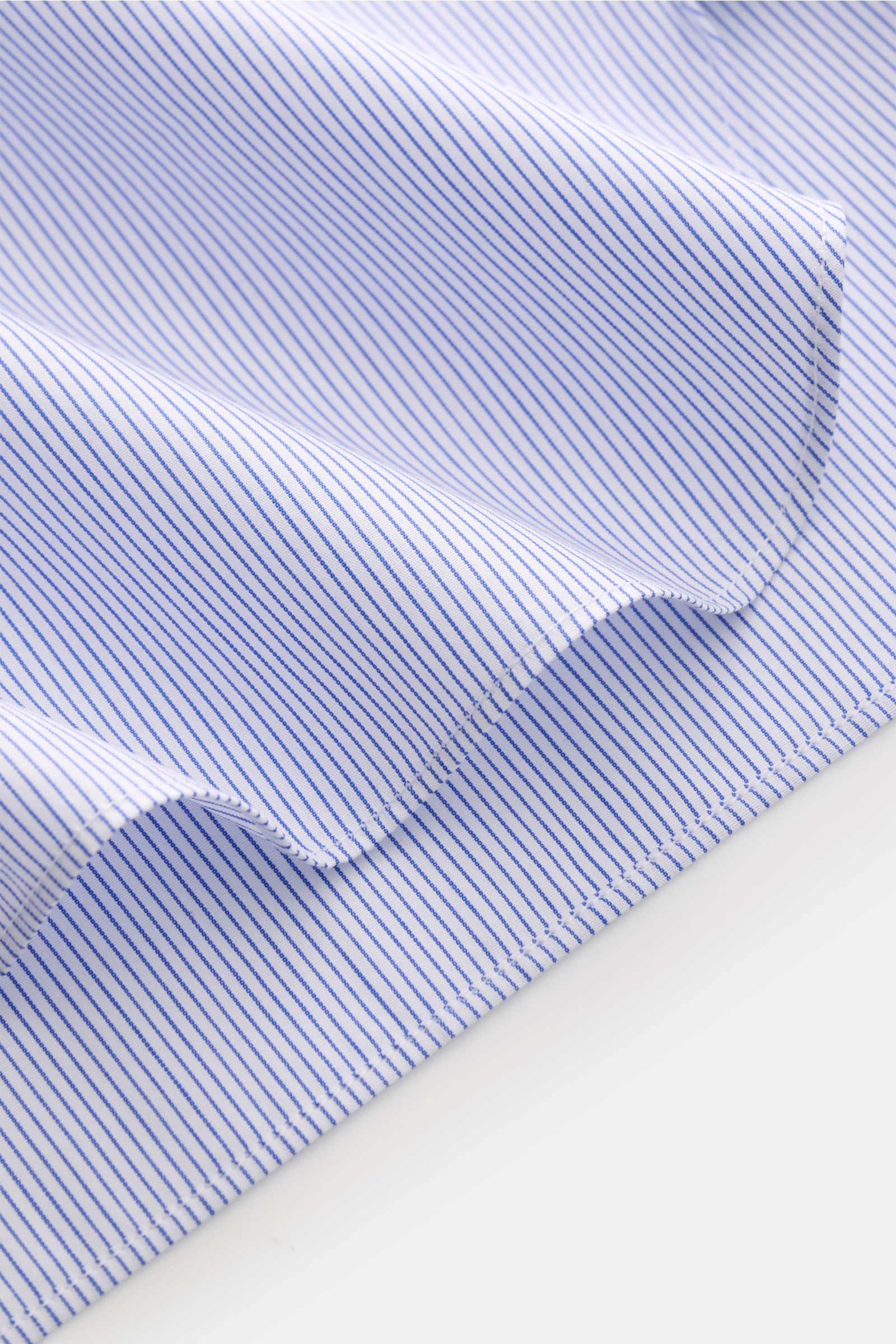 Close-up view of the Borrelli Business shirt 'Nando' shark collar dark blue/white striped fabric showing fine stripes and smooth texture.

Timeless classic: The shirt 'Nando' from BORRELLI features classic, elegant design and unbeatable wearing comfort