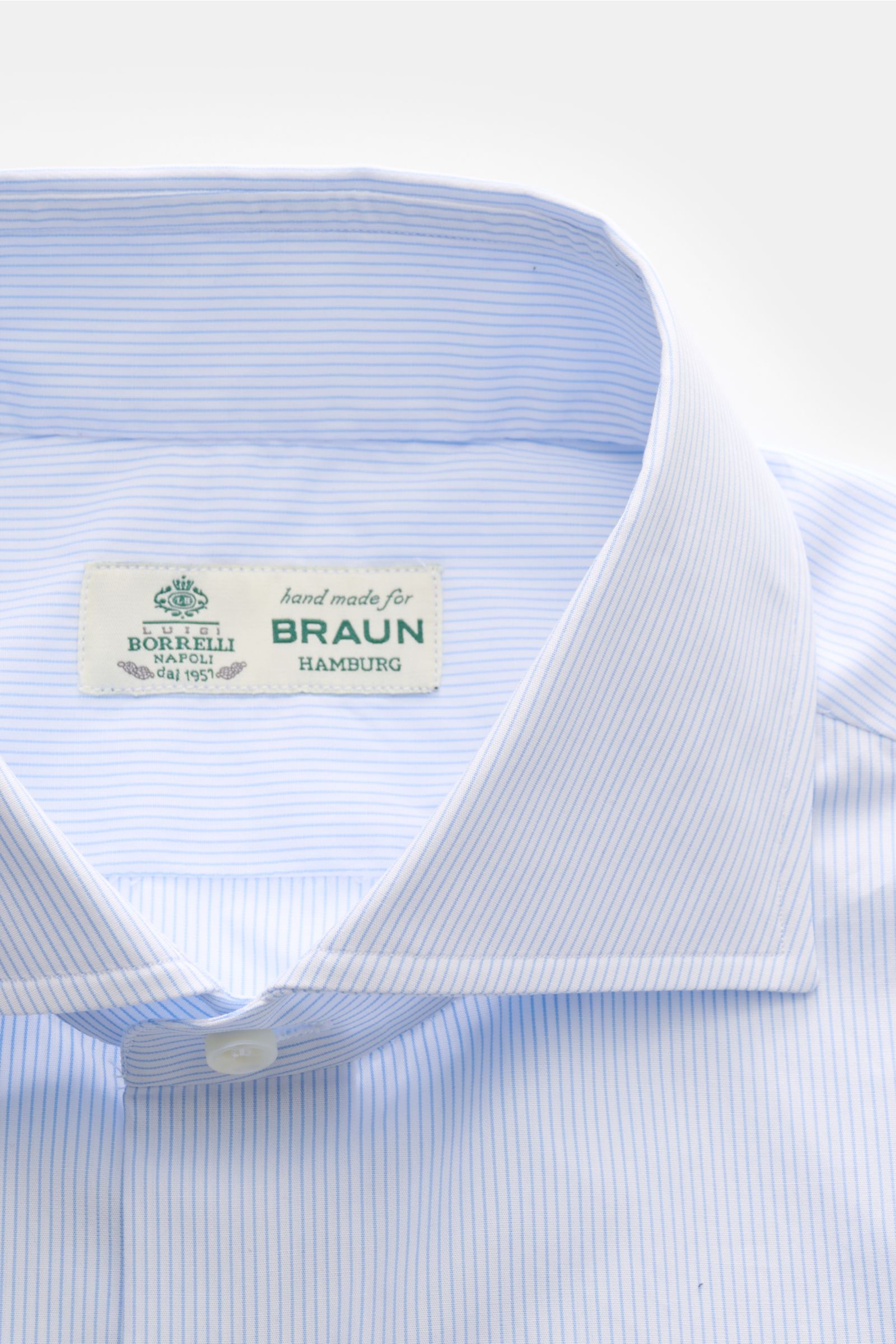 Close-up front view of Borrelli Business Hemd 'Nando' Haifisch-Kragen hellblau/weiß gestreift showing collar and label.

Zeitloser Klassiker: Das Hemd 'Nando' von BORRELLI überzeugt mit klassischem Design und unvergleichbarem Tragekomfort.

