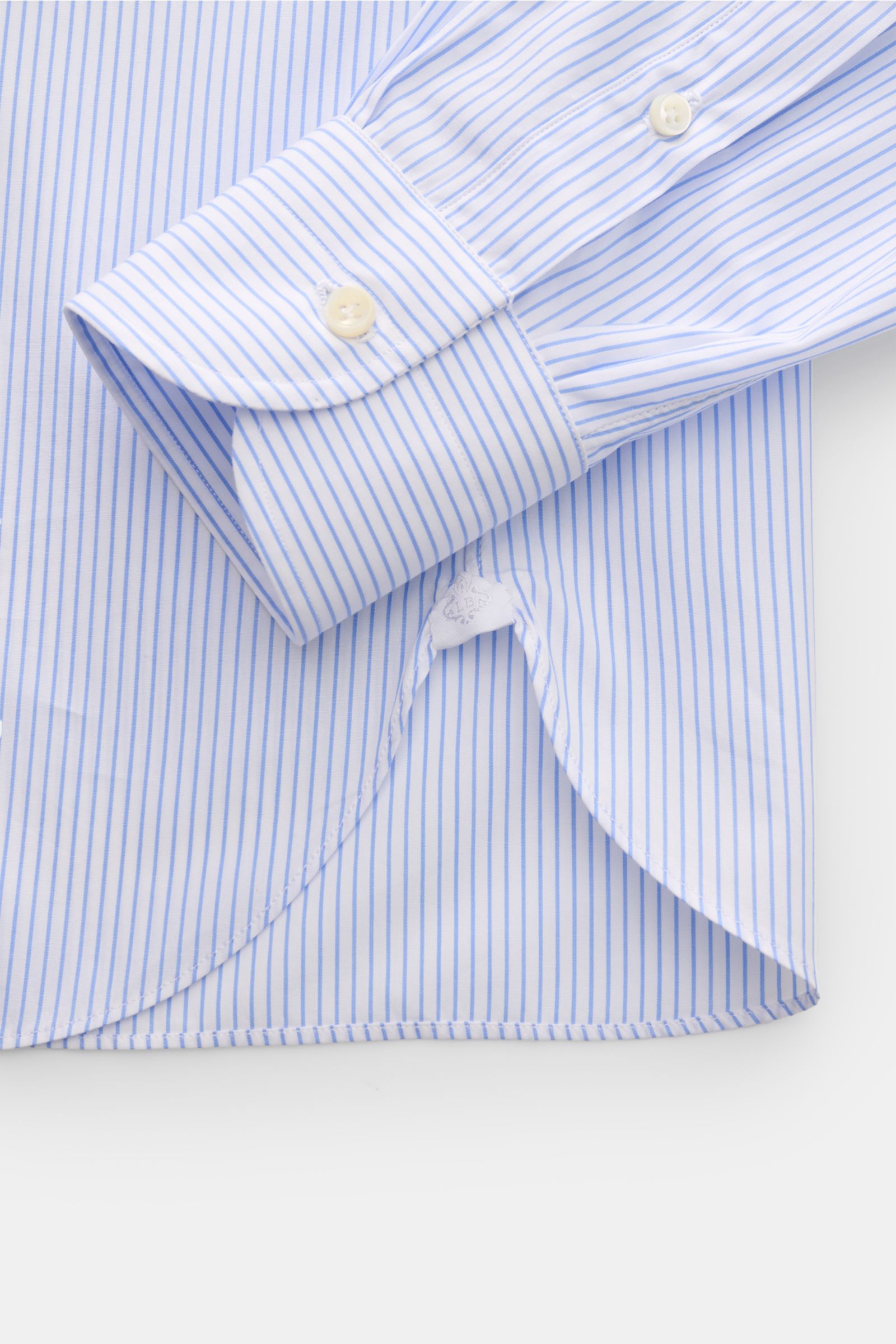Borrelli Business Hemd 'Nando' Haifisch-Kragen blau/weiß gestreift, Detailansicht Manschette, Slim Fit, reine Baumwolle, gerundeter Saum