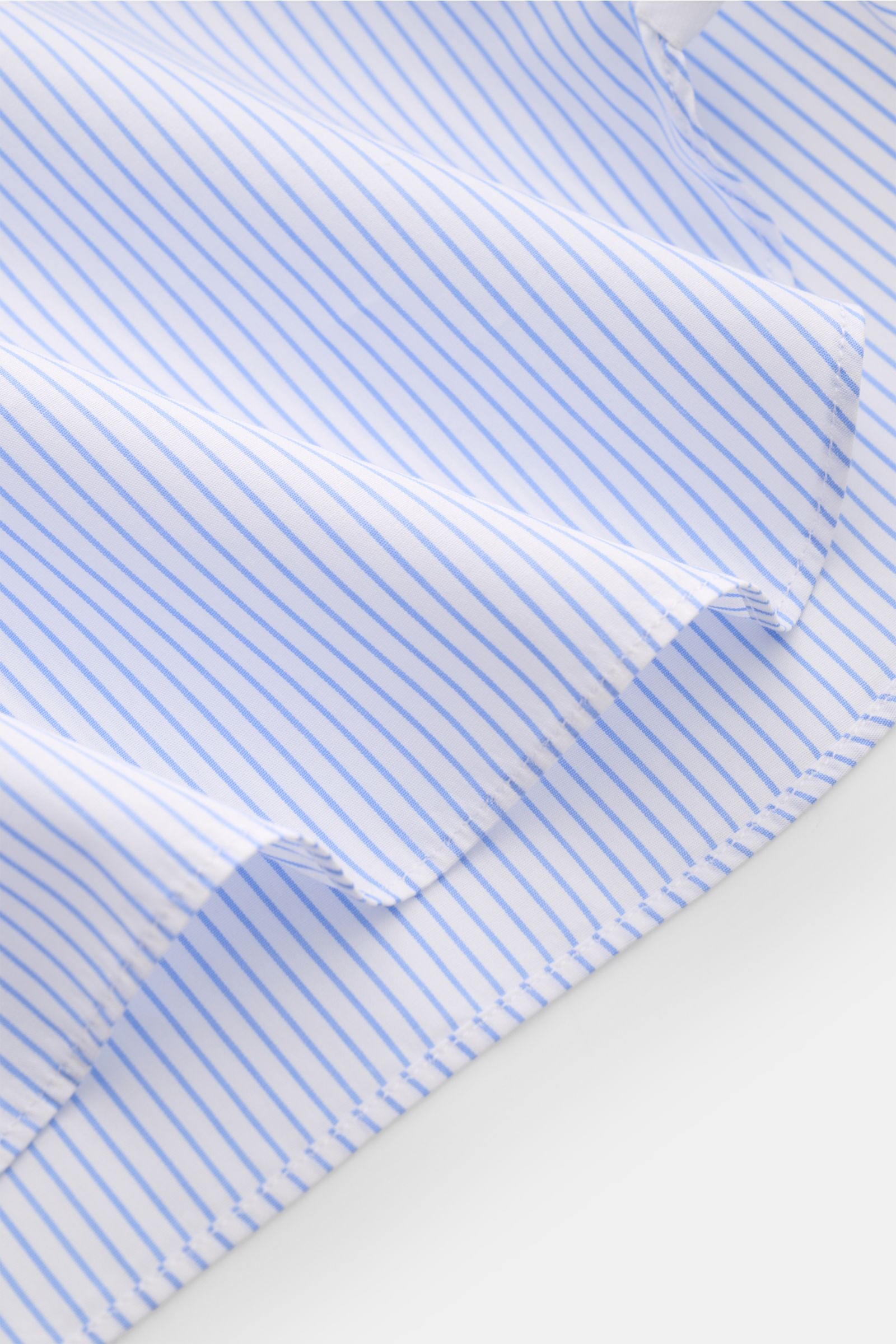 Borrelli Business Hemd 'Nando' Haifisch-Kragen blau/weiß gestreift, Nahaufnahme Saum und Stoff, reine Baumwolle, Slim Fit, Perlmuttknöpfe.