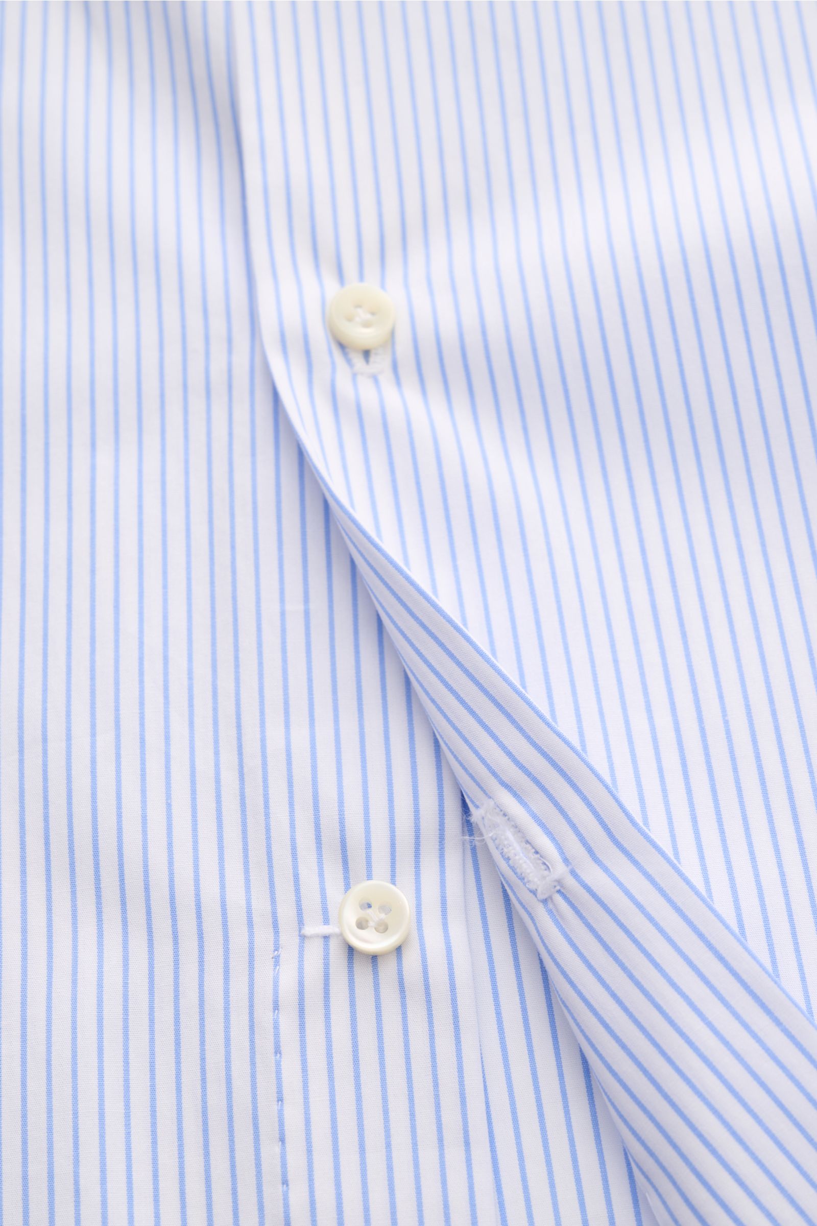 Borrelli Business Hemd 'Nando' Haifisch-Kragen blau/weiß gestreift, Detailansicht der Perlmuttknöpfe, reine Baumwolle, Slim Fit, weiche Qualität.