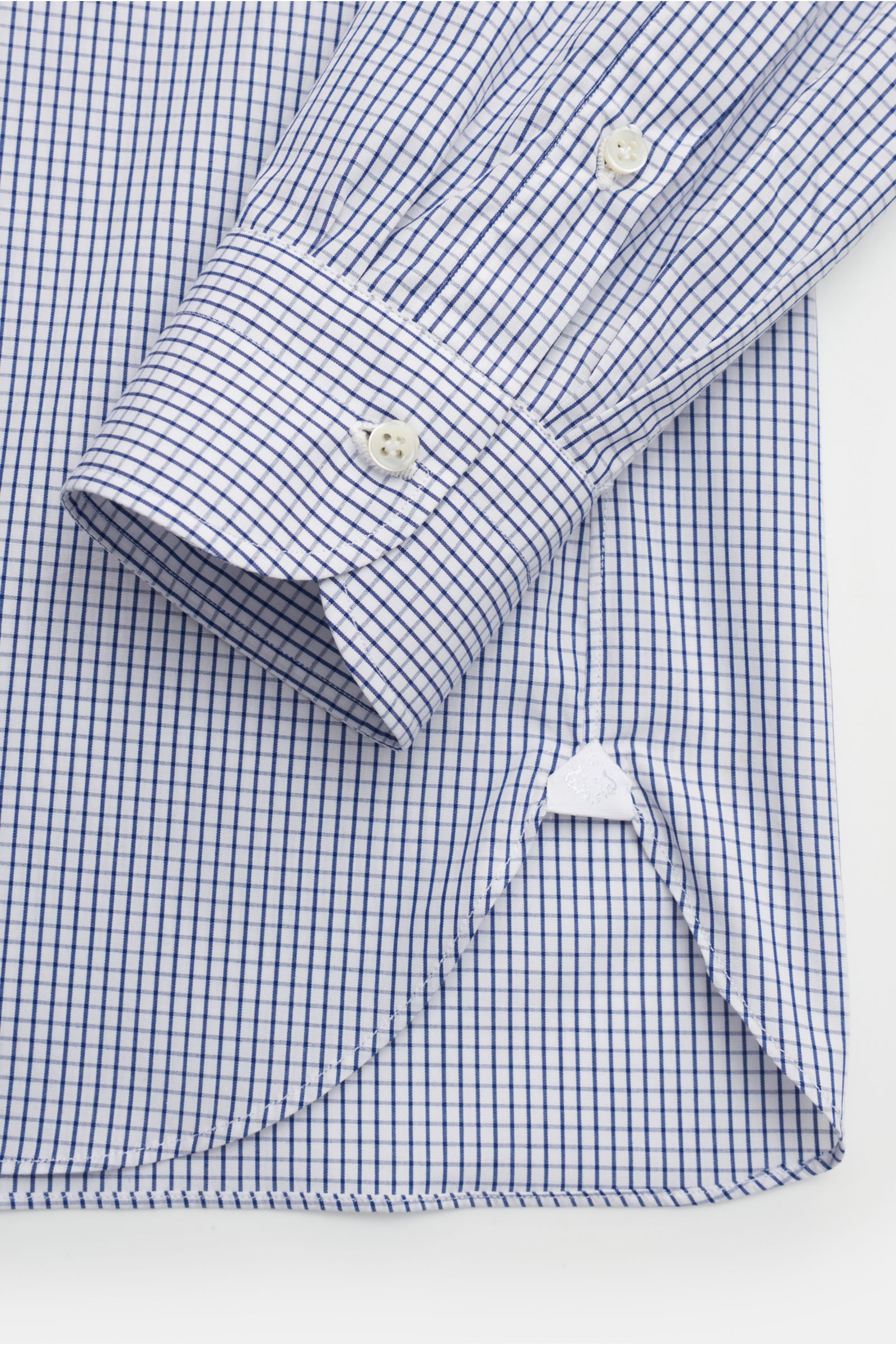 Borrelli Business Hemd 'Nando' Haifisch-Kragen navy/weiß kariert, Slim Fit, reine Baumwolle, weiche Qualität, Sportmanschette, gerundeter Saum, Detailaufnahme von Ärmel und Saum.
