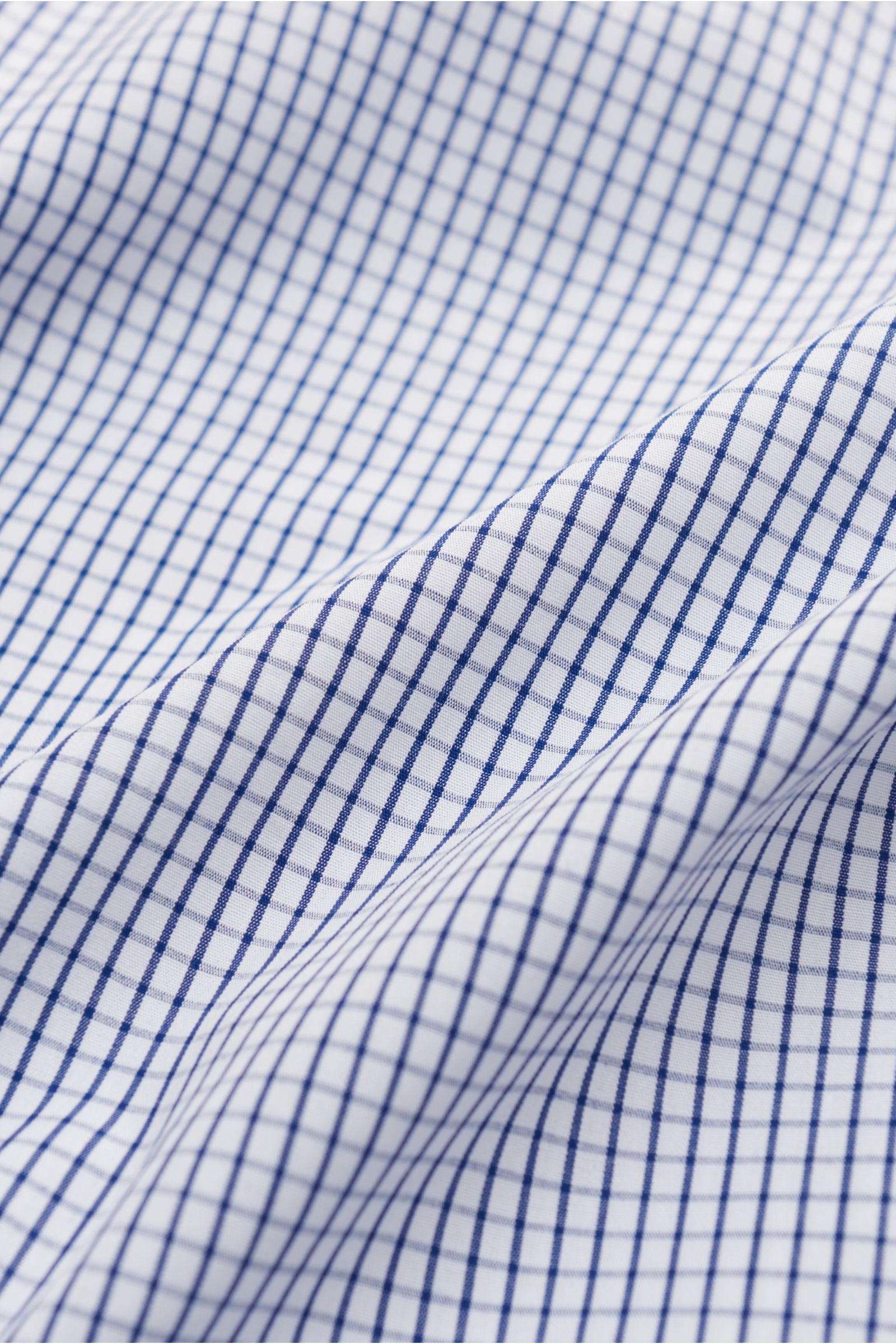 Borrelli Business Hemd 'Nando' Haifisch-Kragen navy/weiß kariert, Slim Fit, reine Baumwolle, weiche Qualität, Detailfoto Stoffstruktur aus schräger Perspektive.