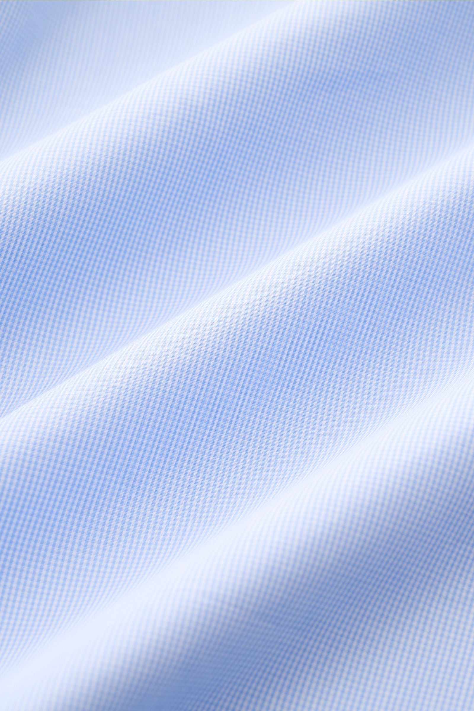 Blick auf feines Vichykaro-Muster des Borrelli Business Hemd 'Nando' Haifisch-Kragen hellblau/weiß kariert aus reiner Baumwolle, Slim Fit, glatter Griff.