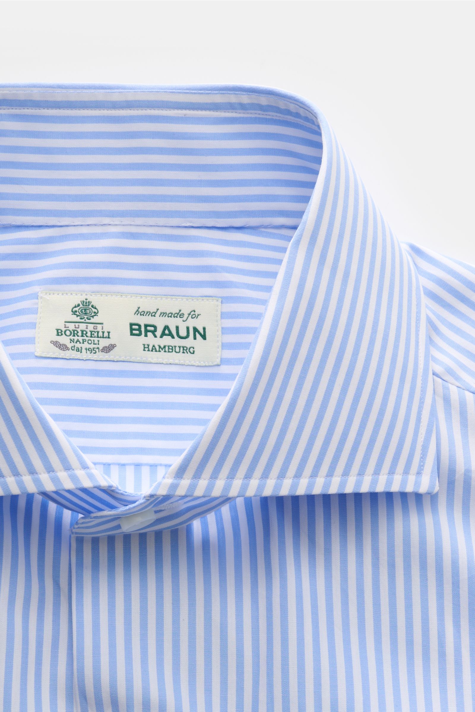 Nahaufnahme des Borrelli Business Hemd 'Nando' Haifisch-Kragen hellblau/weiß gestreift von oben, Slim Fit, reine Baumwolle, klassisches Streifenmuster.

Der Alt-Tag beschreibt ein hellblau/weiß gestreiftes Business-Hemd von Borrelli mit Haifisch-Kragen in
