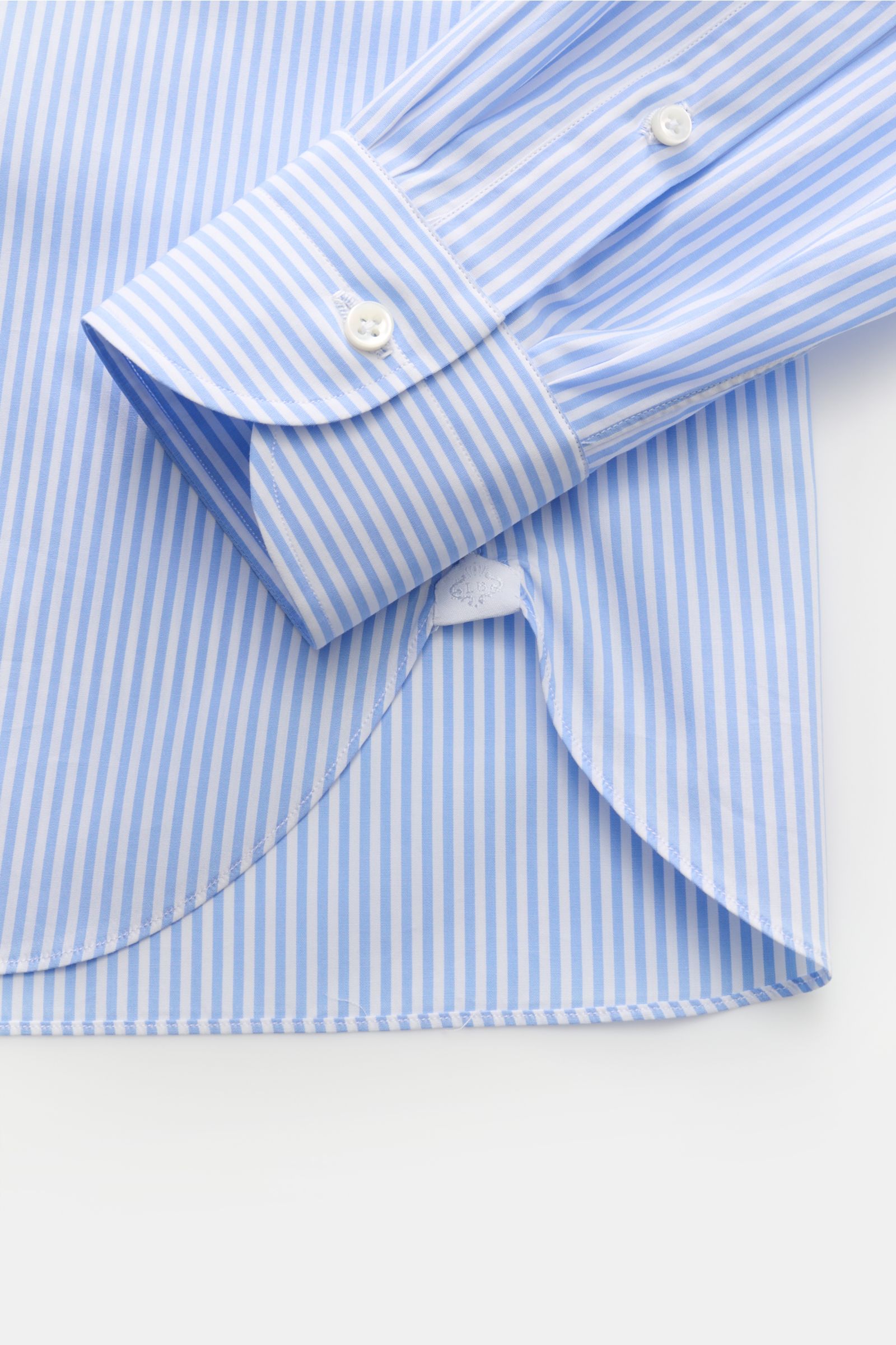 Borrelli Business Hemd 'Nando' Haifisch-Kragen hellblau/weiß gestreift, Slim Fit, reine Baumwolle, klassische Sportmanschette, gerundeter Saum, Detailansicht von unten.