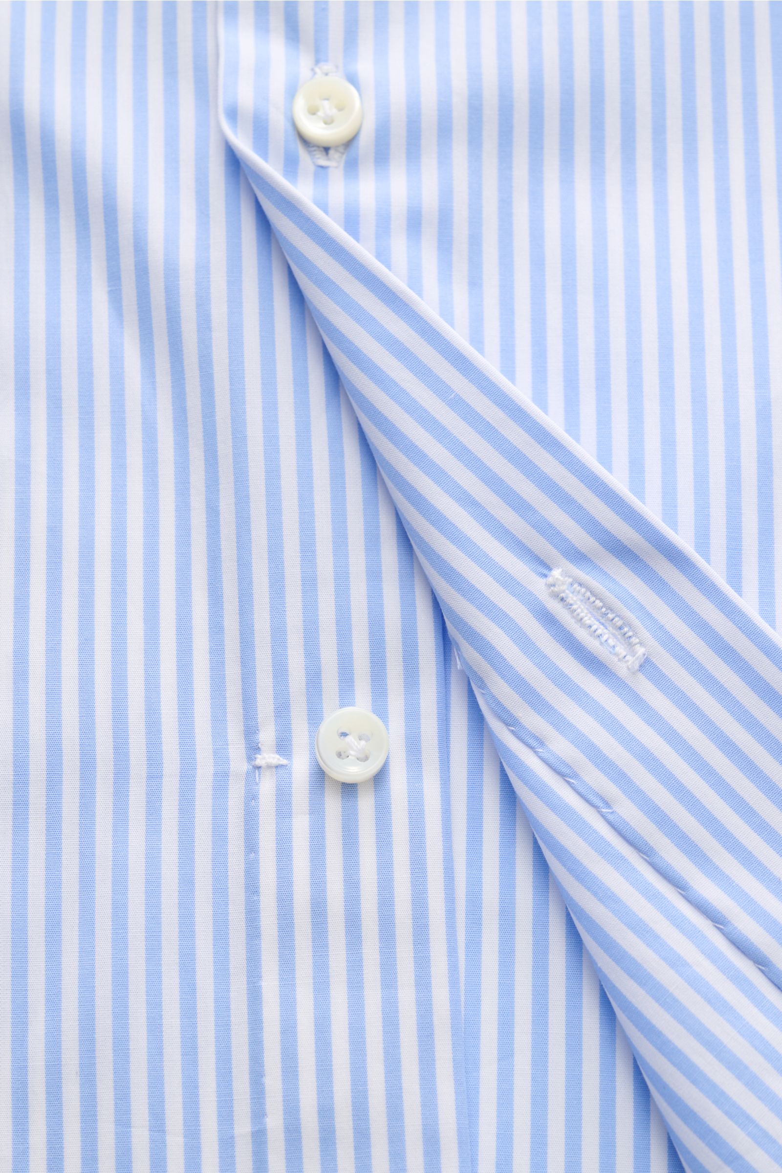 Borrelli Business Hemd 'Nando' Haifisch-Kragen hellblau/weiß gestreift, Slim Fit, reine Baumwolle, Haifisch-Kragen, glatter Griff, Nahaufnahme von vorne.
