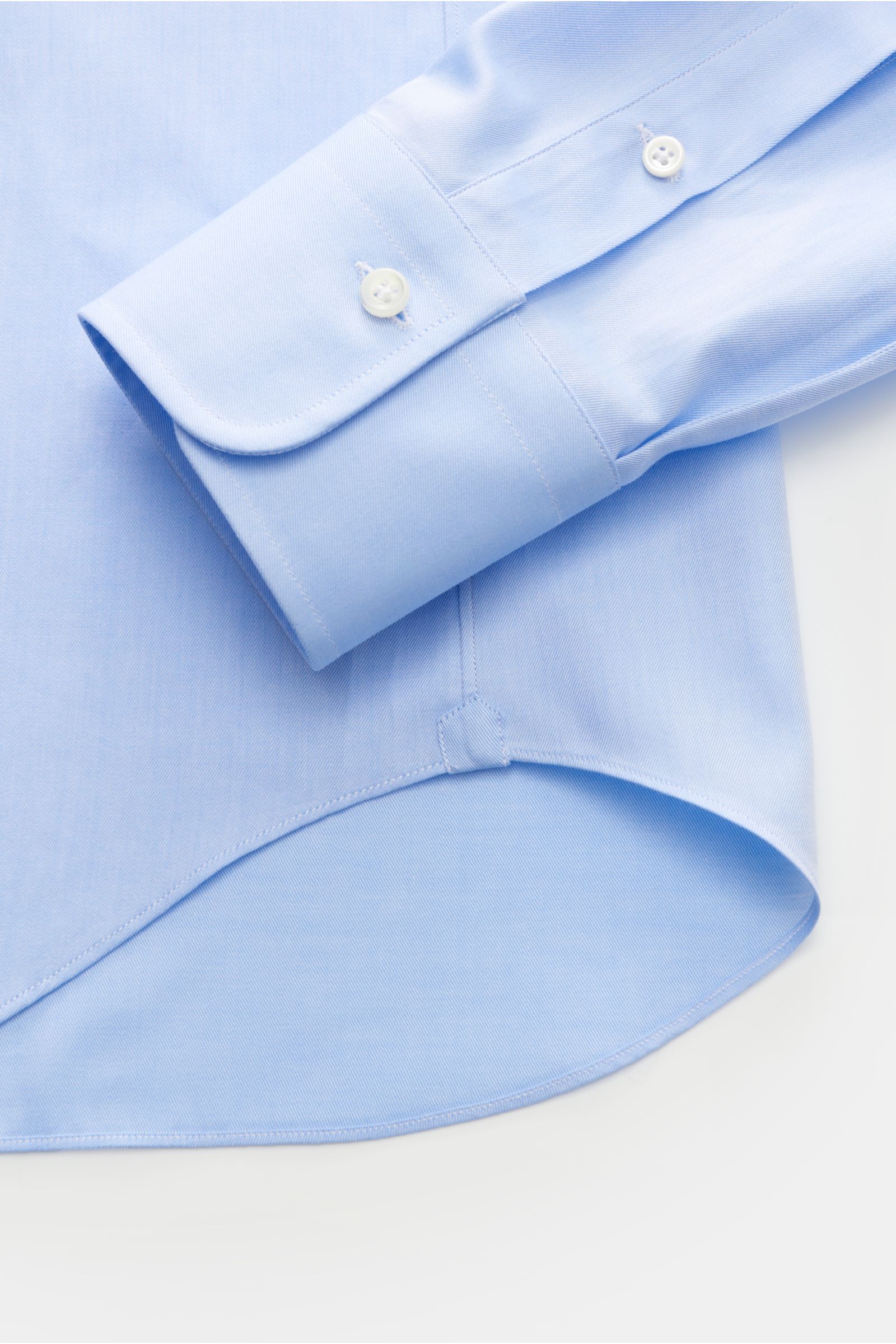 Gherardi Business Hemd Haifisch-Kragen hellblau, Detailaufnahme von Sportmanschette und gerundetem Saum, Slim Fit, Gabardine Baumwolle, Premium-Qualität.