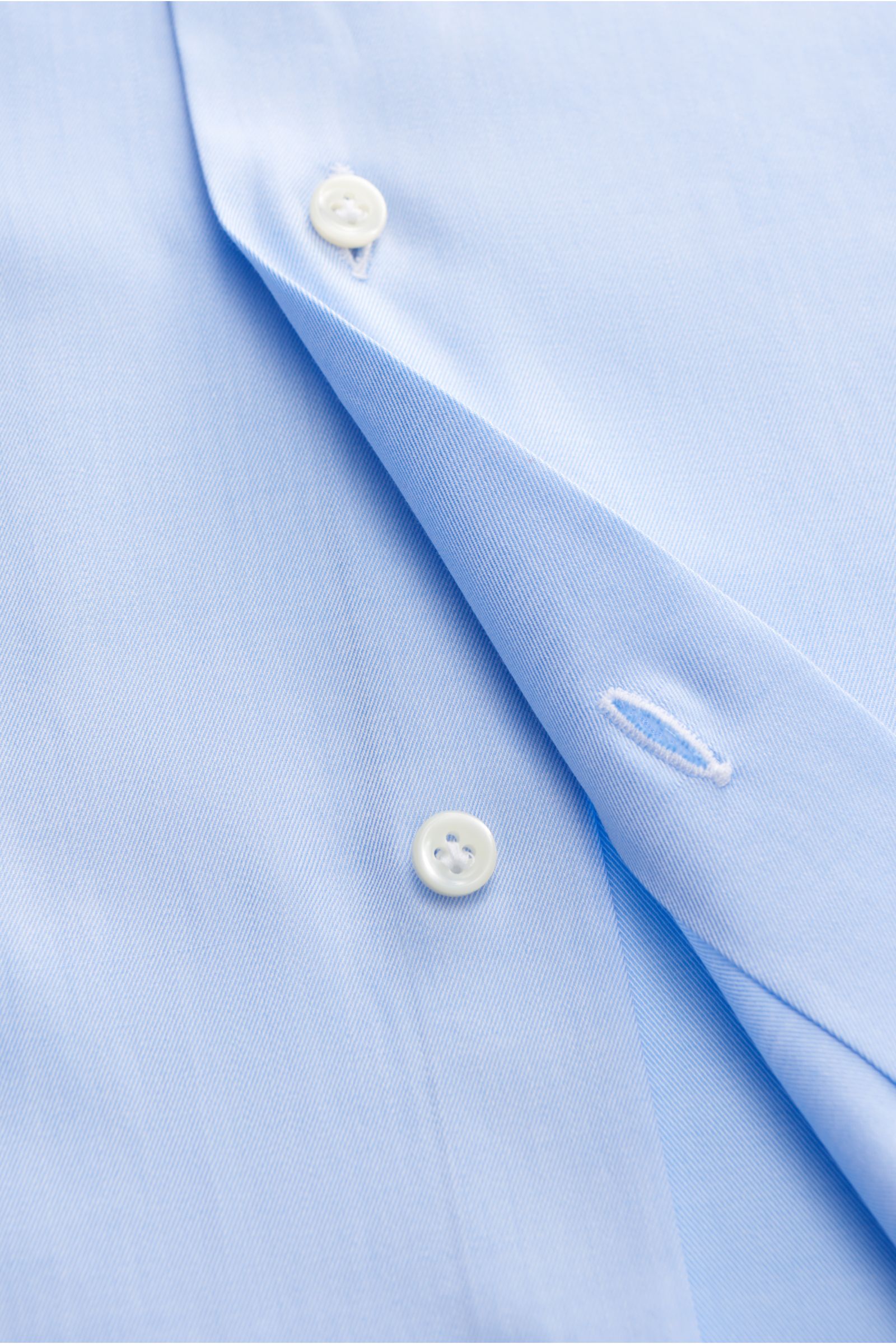 Gherardi Business Hemd Haifisch-Kragen hellblau, Nahaufnahme der glatten Baumwoll-Gabardine mit französischer Knopfleiste und Sportmanschette.