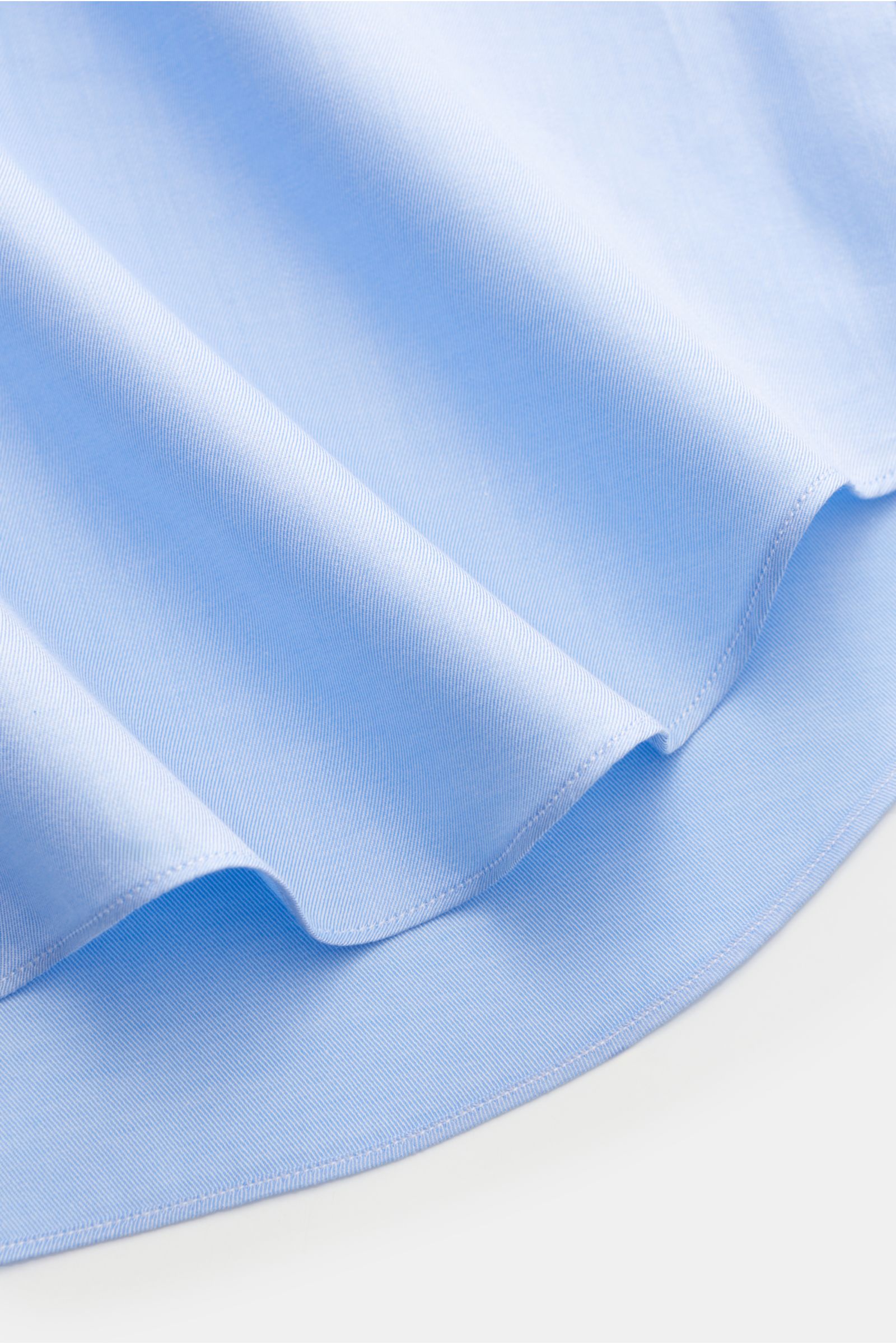 Gherardi Business Hemd Haifisch-Kragen hellblau, Detailaufnahme des gerundeten Saumverlaufs aus feiner Baumwoll-Gabardine mit glattem Griff.