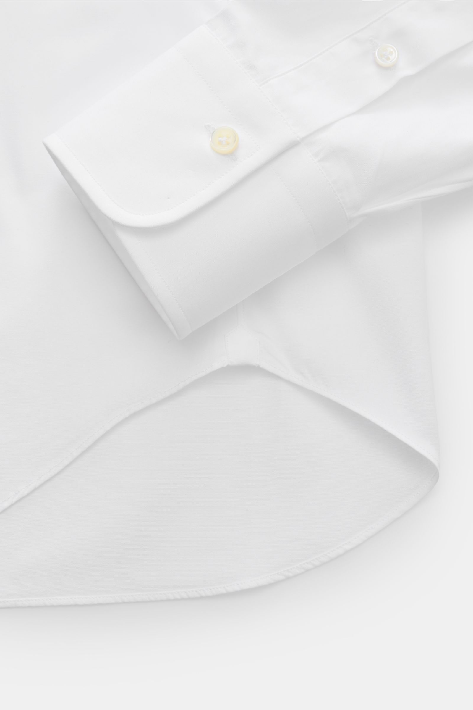 Close-up of the cuff and rounded hem of the Gherardi Business shirt shark collar white, photographed from above.

Description:
This elegant business shirt with barrel cuffs by GHERARDI is made of the finest, premium quality cotton that combines with an