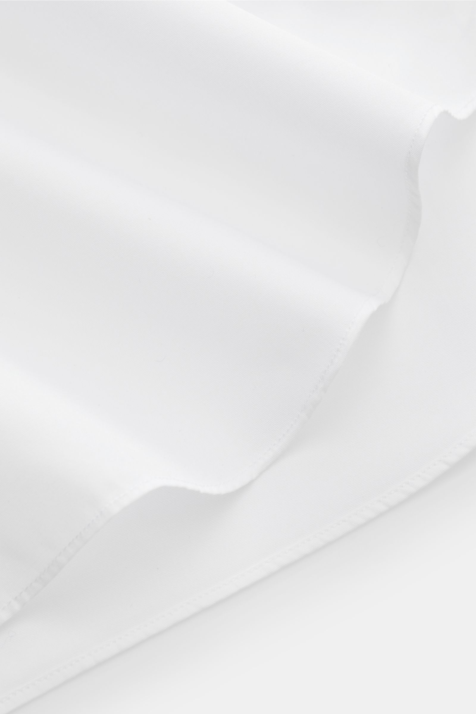 Close-up of smooth white fabric showcasing the fine cotton texture of the Gherardi Business shirt shark collar white from a top-down angle.

Description: This elegant business shirt with barrel cuffs by GHERARDI is made of the finest, premium quality c