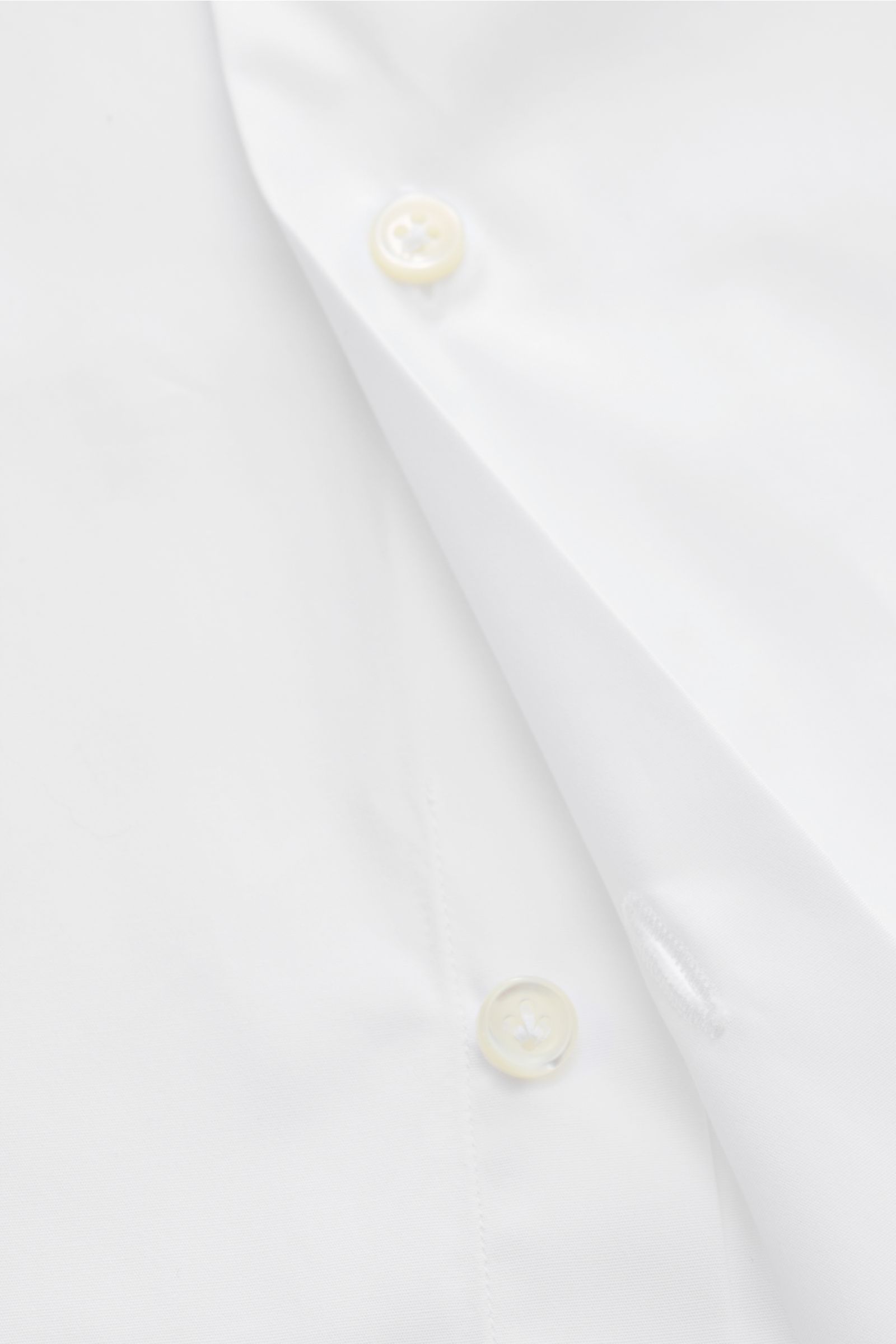 Close-up front view of Gherardi Business shirt shark collar white, showing smooth pure cotton popeline with French button placket.

This elegant business shirt with barrel cuffs by GHERARDI is made of the finest, premium quality cotton that combines wi