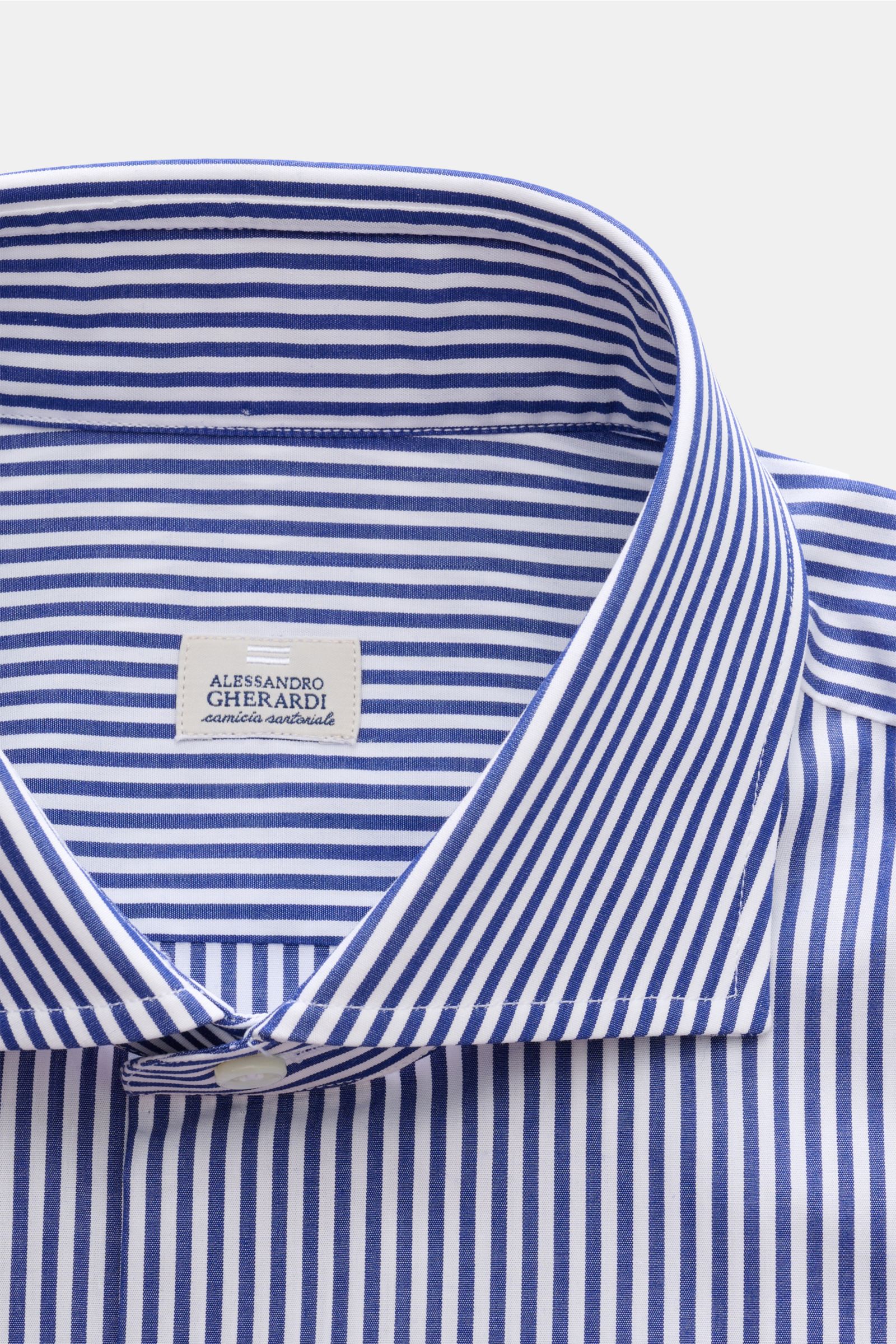 Nahaufnahme des Gherardi Business Hemd Haifisch-Kragen navy/weiß gestreift, elegante Baumwolle, extra Slim Fit, Haifisch-Kragen frontal sichtbar.