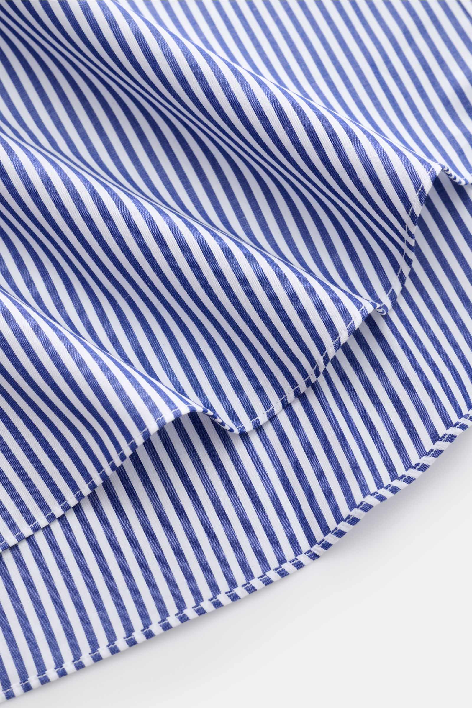 Gherardi Business Hemd Haifisch-Kragen navy/weiß gestreift, Detailaufnahme des Saumverlaufs aus glatter, reiner Baumwolle in Extra Slim Fit.