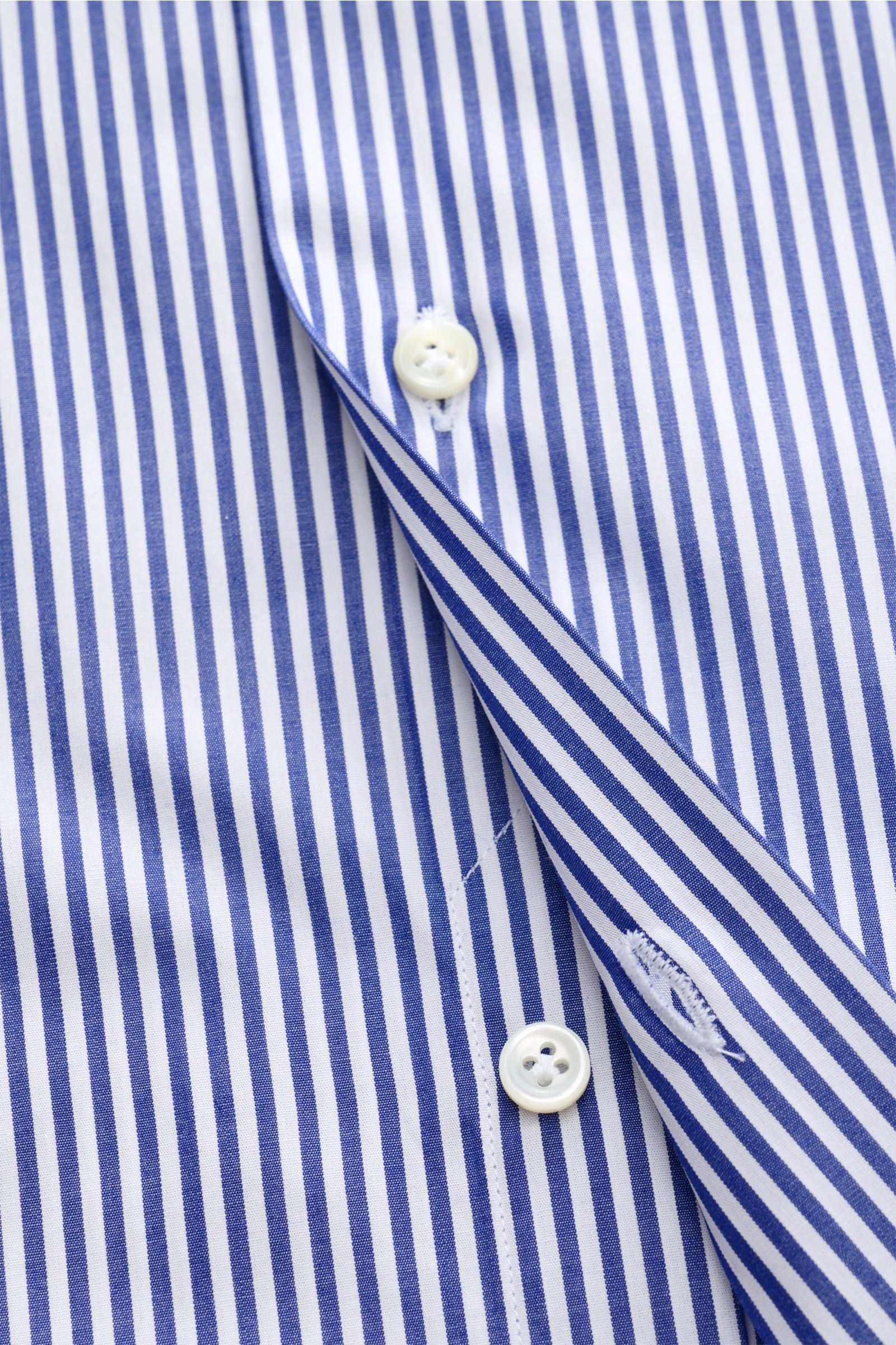 Gherardi Business Hemd Haifisch-Kragen navy/weiß gestreift, Detailansicht Knopfleiste, reine Baumwolle, Extra Slim Fit, glatter Griff.