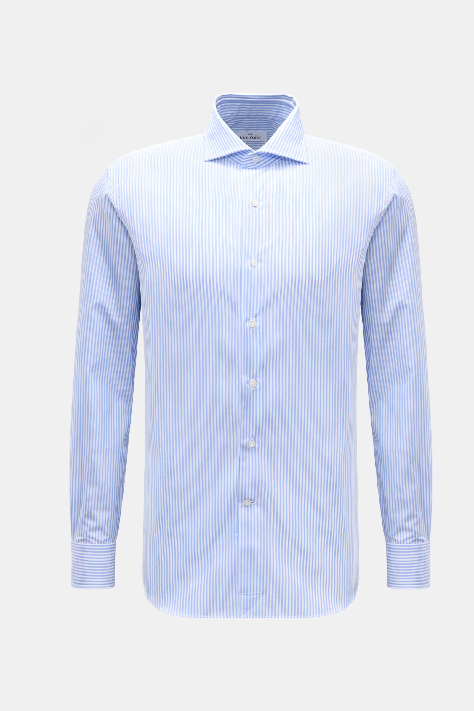 Gherardi Business Hemd Haifisch-Kragen hellblau/weiß gestreift, aus reiner Baumwolle, extra Slim Fit, glatter Griff, Sportmanschette, französische Knopfleiste, Taillenabnäher, leicht gerundeter Saum, frontale Perspektive.