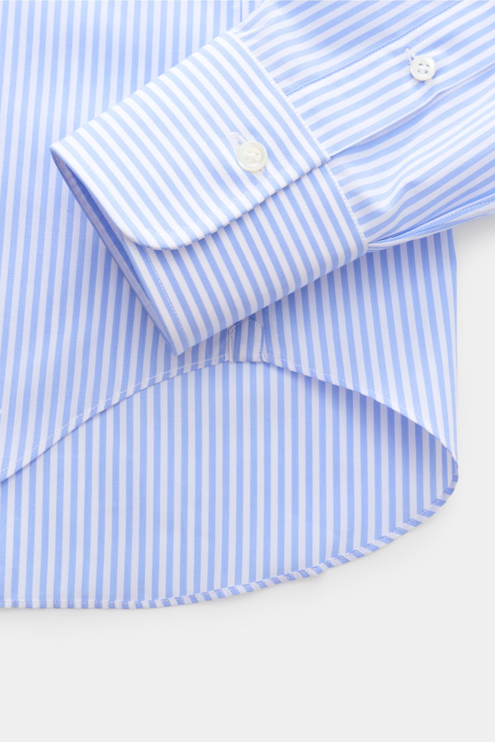 Gherardi Business Hemd Haifisch-Kragen hellblau/weiß gestreift, Detailaufnahme von Manschette und Saum, reine Baumwolle, Extra Slim Fit.