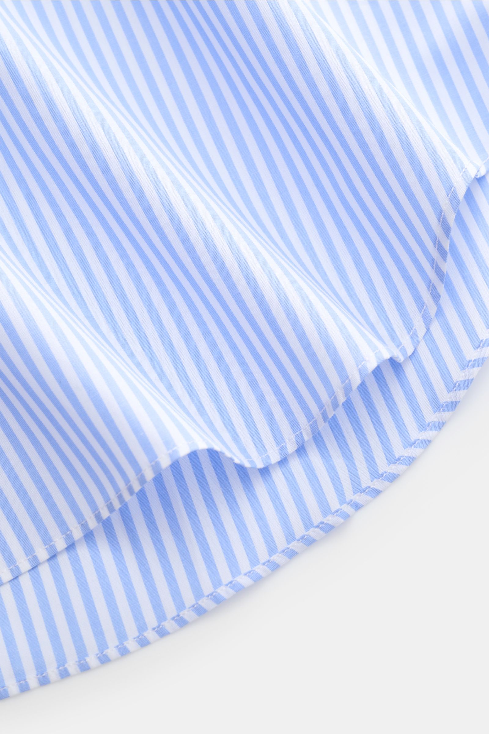 Gherardi Business Hemd Haifisch-Kragen hellblau/weiß gestreift, Detailaufnahme des leicht gerundeten Saums aus reiner Baumwolle, glatter Griff, Extra Slim Fit.