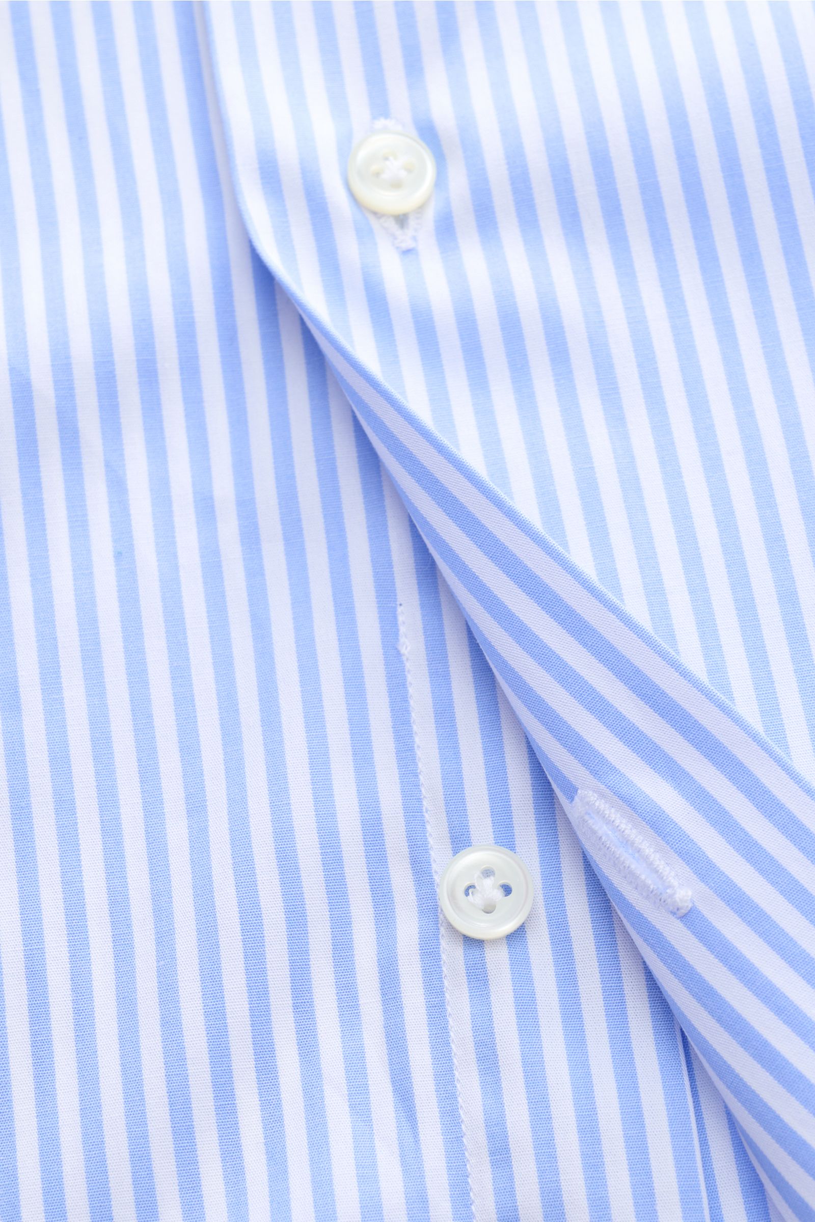 Gherardi Business Hemd Haifisch-Kragen hellblau/weiß gestreift, Detailaufnahme von glattem Baumwollstoff, Knöpfen, extra Slim Fit, französischer Knopfleiste.