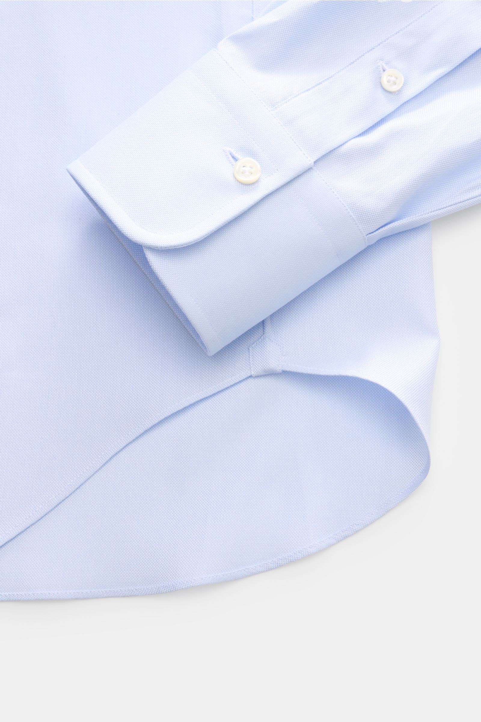 Gherardi Business Hemd Haifisch-Kragen hellblau shown from a close-up top-down view of the sleeve cuff and hem, made of pure cotton Panama with a smooth, light fabric, extra slim fit, shark collar, French placket, classic sport cuff, split back yoke, rear