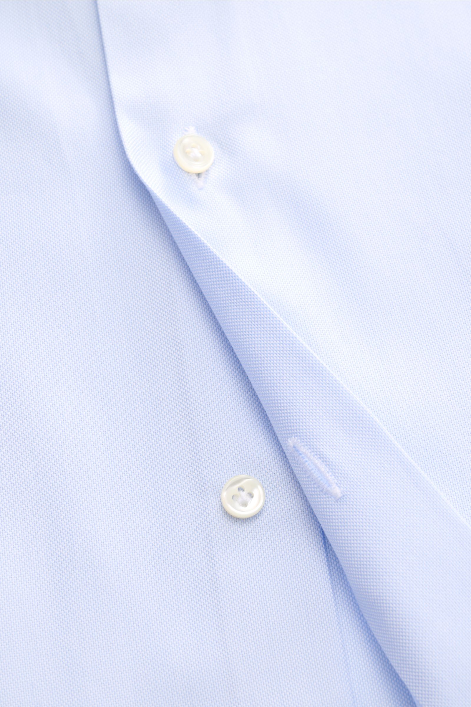 Gherardi Business Hemd Haifisch-Kragen hellblau shown close-up from the front, highlighting fine Panama cotton fabric, smooth texture, and white buttons. Elegantes Business Hemd mit Sportmanschette von GHERARDI: feinste Baumwolle in Premium-Qualität, komb
