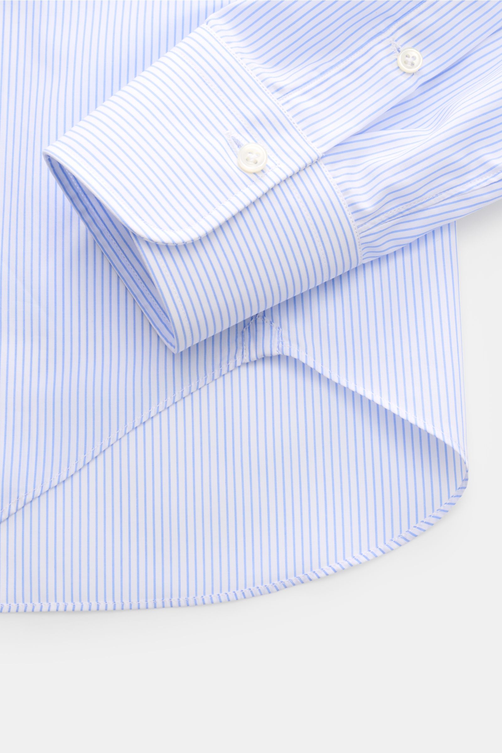 Gherardi Business Hemd Haifisch-Kragen hellblau/weiß gestreift shown from a close-up side angle, highlighting sportmanschette cuff and rounded hem.  
Elegantes Business Hemd mit Sportmanschette von GHERARDI: feinste Baumwolle in Premium-Qualität, kombi