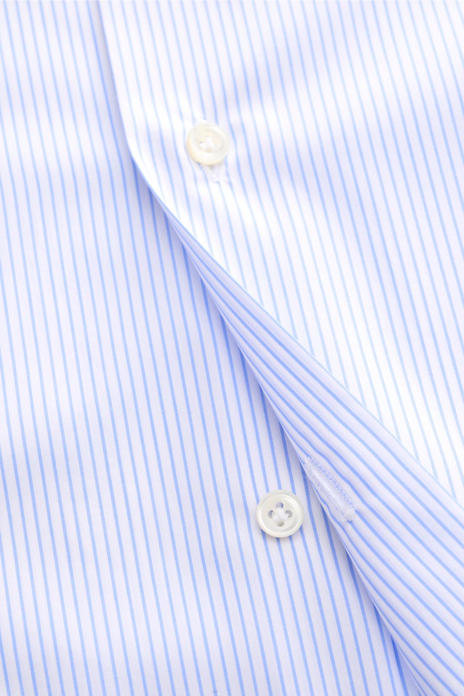 Close-up front view of Gherardi Business Hemd Haifisch-Kragen hellblau/weiß gestreift, featuring pure cotton poplin, smooth light fabric, extra slim fit, shark collar, French placket, classic sport cuff, split back yoke, back waist darts, and rounded hem.