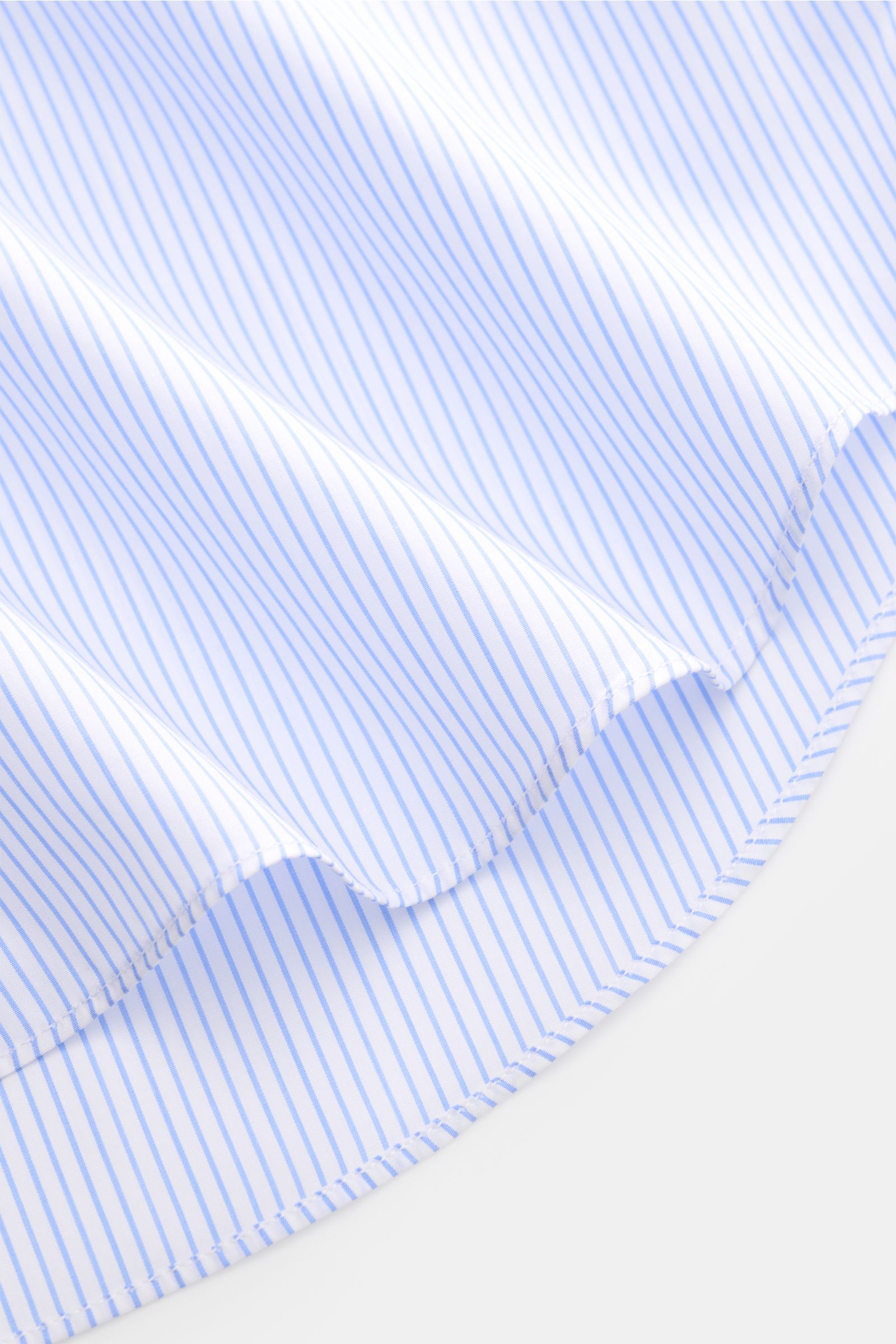 Gherardi Business Hemd Haifisch-Kragen hellblau/weiß gestreift fabric detail, photographed close-up from the side, showing fine cotton poplin with smooth grip and light quality, extra slim fit, shark collar, French placket, classic sport cuff, split back 