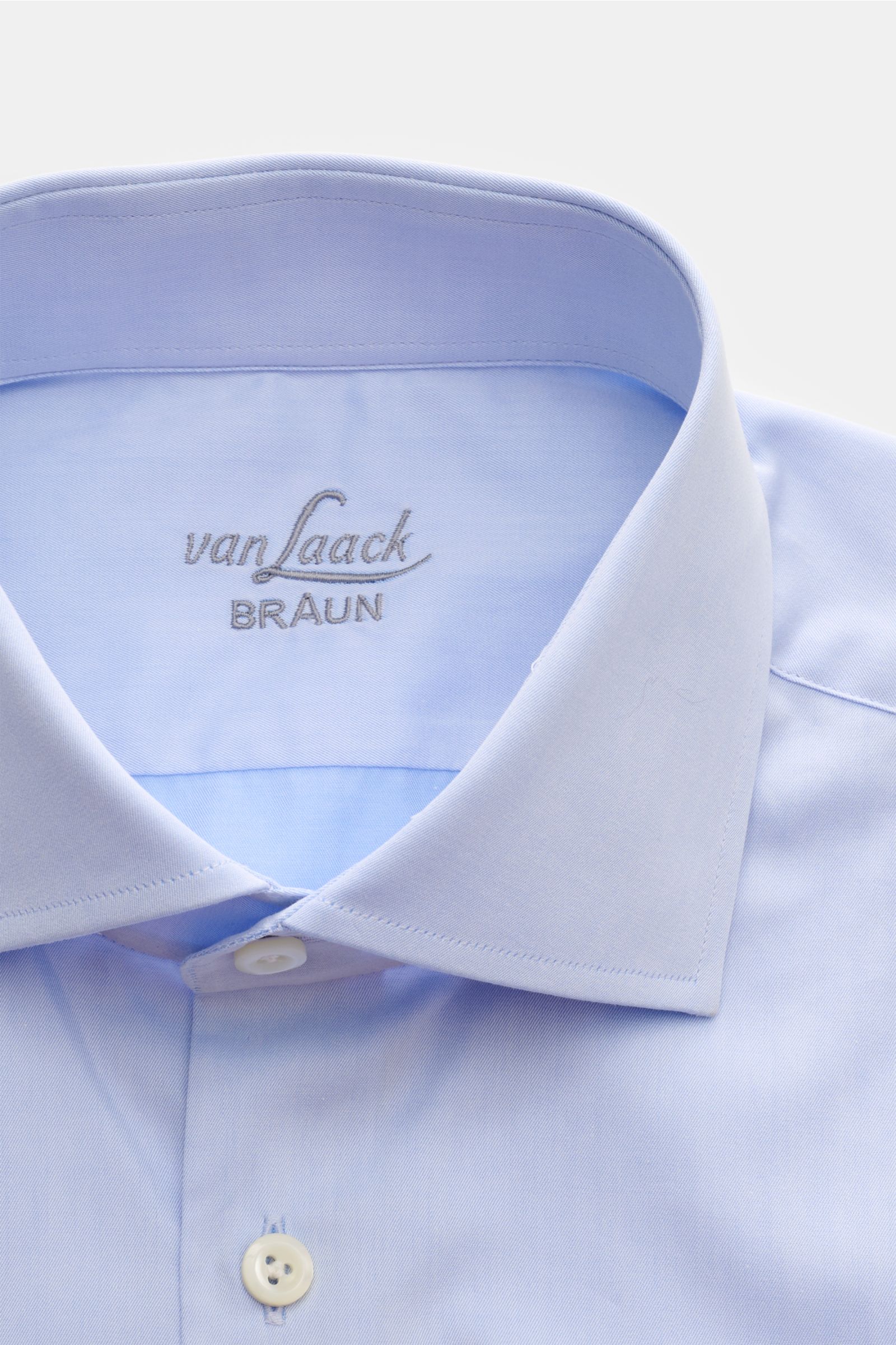 Nahe Aufnahme von hellblauem van Laack Business Hemd 'Rivara Slim Fit' Haifisch-Kragen, Twill Baumwolle, weicher Griff.