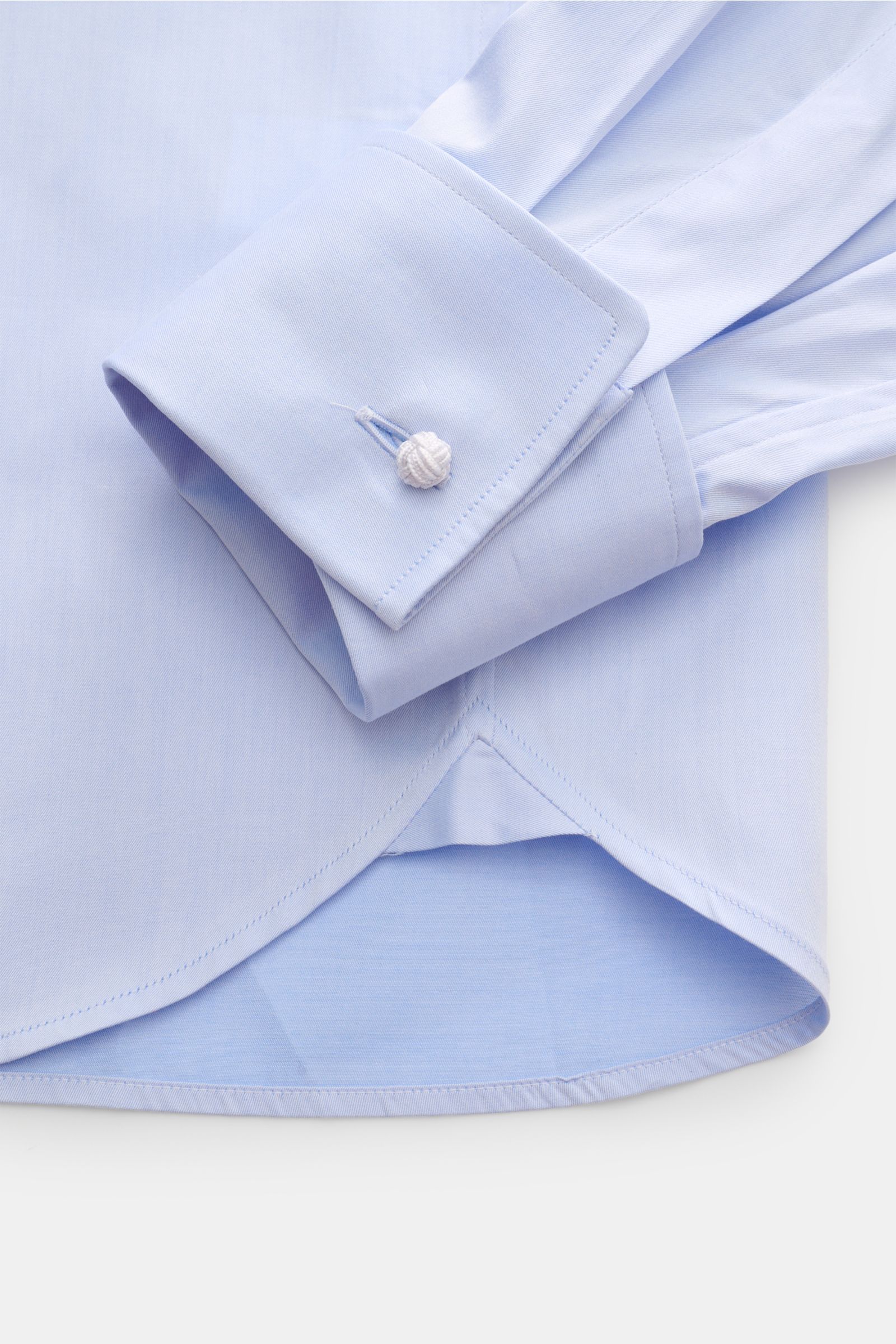 Nahaufnahme des hellblauen van Laack Business Hemd 'Rivara Slim Fit' Haifisch-Kragen mit Twill-Baumwolle, weichem Griff, Slim Fit, französischer Knopfleiste, eleganter Umschlagmanschette, extralangen Ärmeln, rückwärtigen Taillenabnähern und leicht gerunde