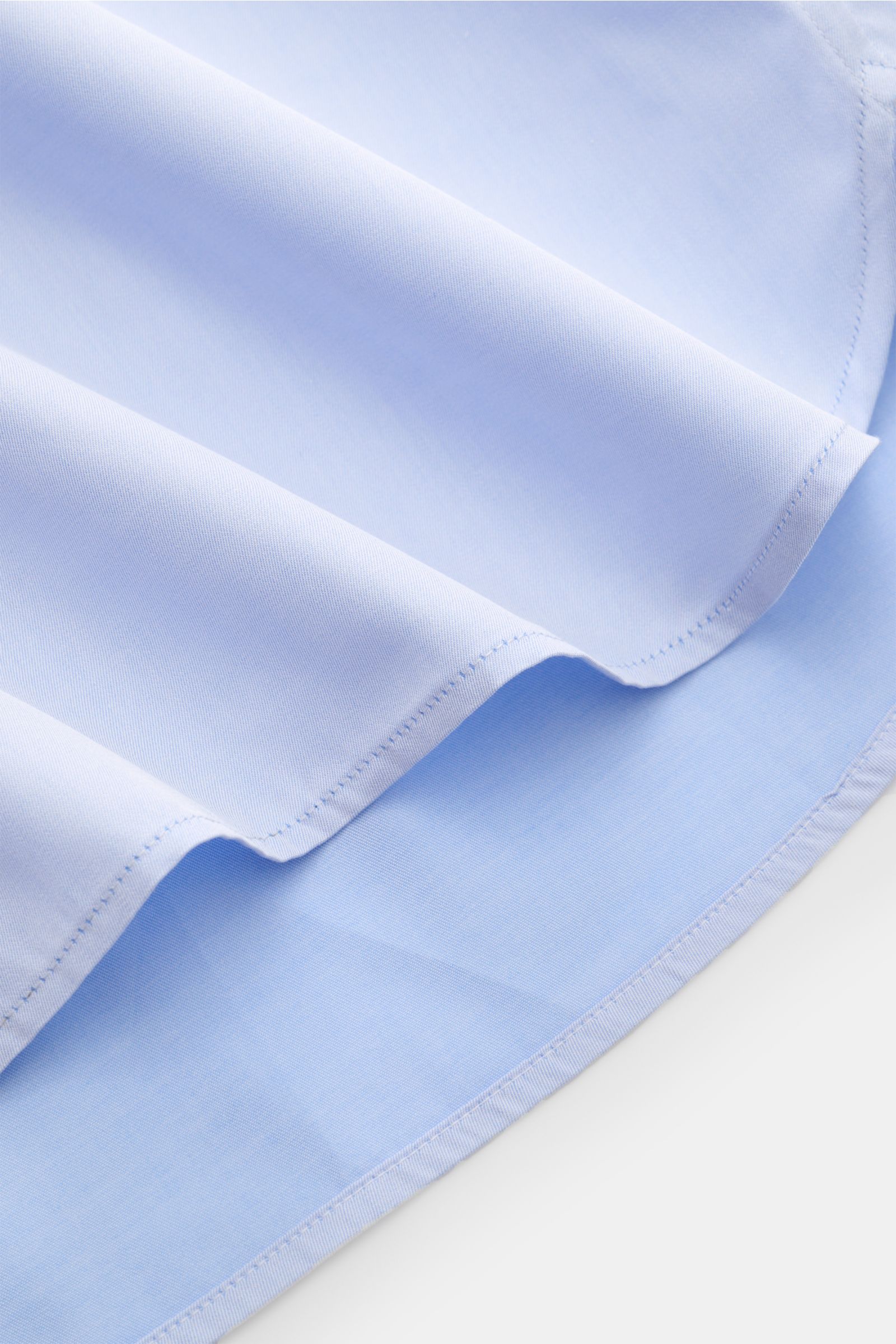 van Laack Business Hemd 'Rivara Slim Fit' Haifisch-Kragen hellblau, Nahaufnahme Saum, Twill aus reiner Baumwolle, weicher Griff, Slim Fit, französische Knopfleiste, elegante Umschlagmanschette, extralange Ärmel, rückwärtige Taillenabnäher, leicht gerundet