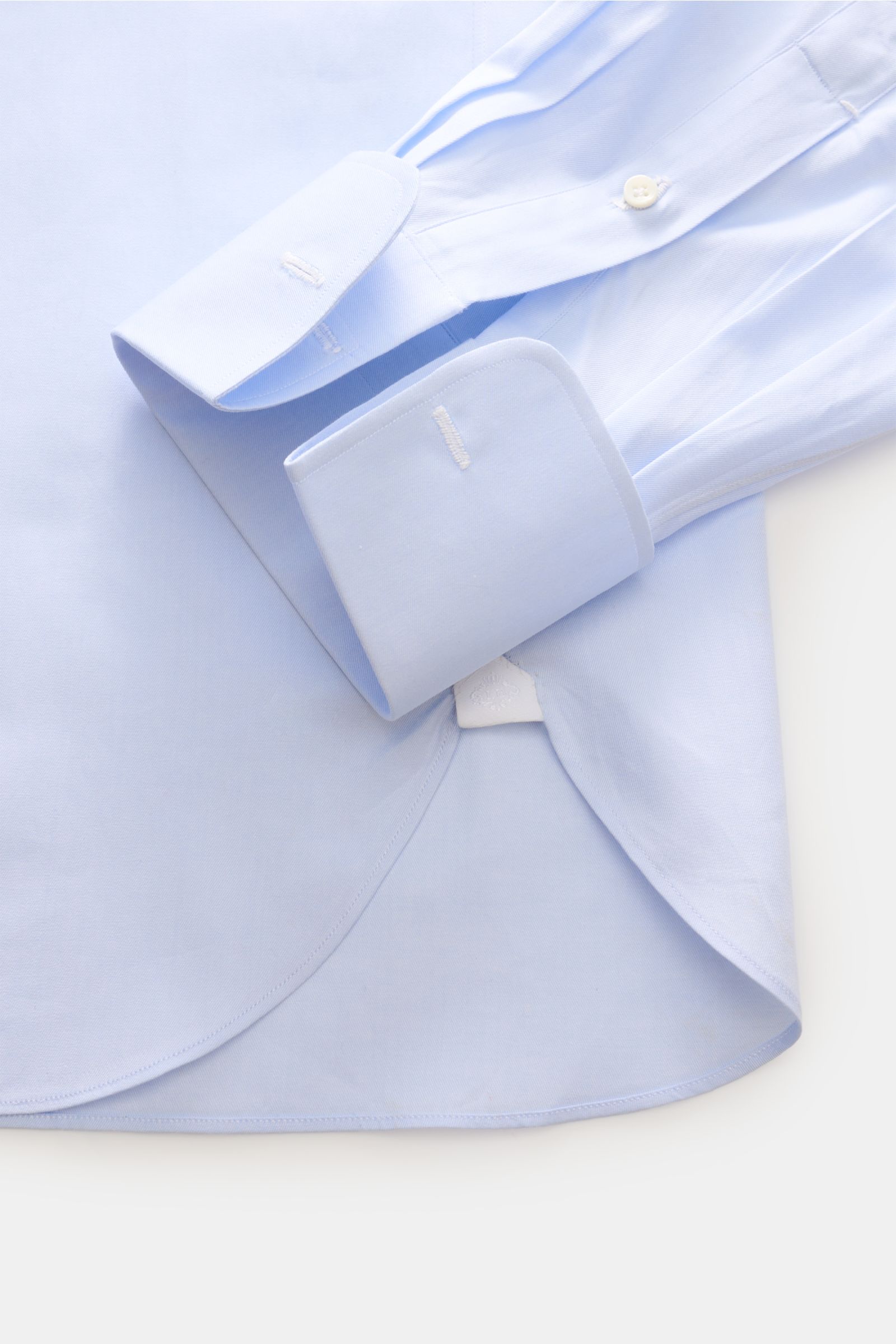 Borrelli Business Hemd 'Nando' Haifisch-Kragen hellblau, feiner Baumwolltwill, weiche Qualität, Regular Fit, Haifisch-Kragen, Perlmuttknöpfe, Umschlagmanschette, gerundeter Saum, Detailaufnahme von unten.