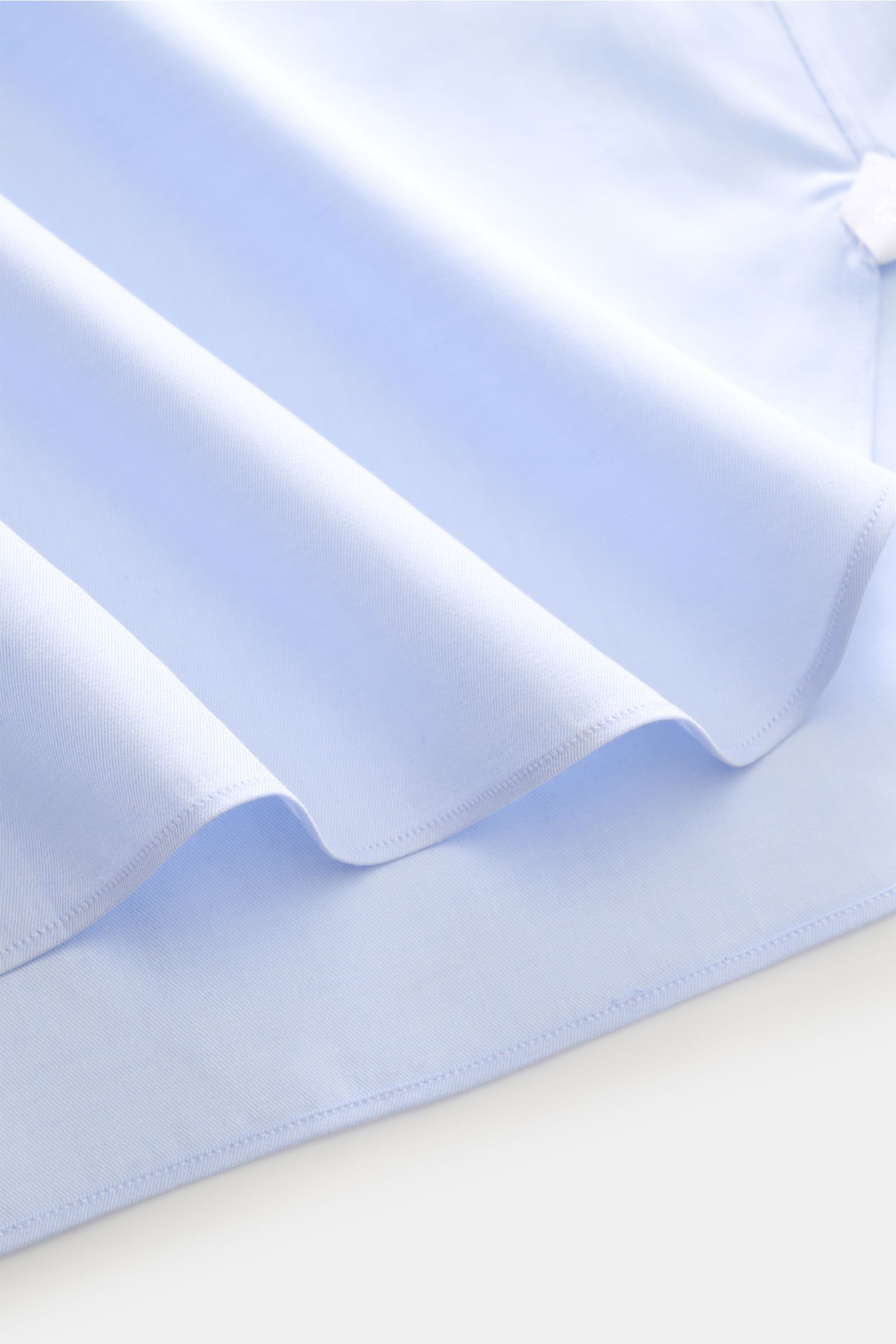 Blick auf das feine, hellblaue Borrelli Business Hemd 'Nando' Haifisch-Kragen, Regular Fit aus Baumwolltwill mit Perlmuttknöpfen.