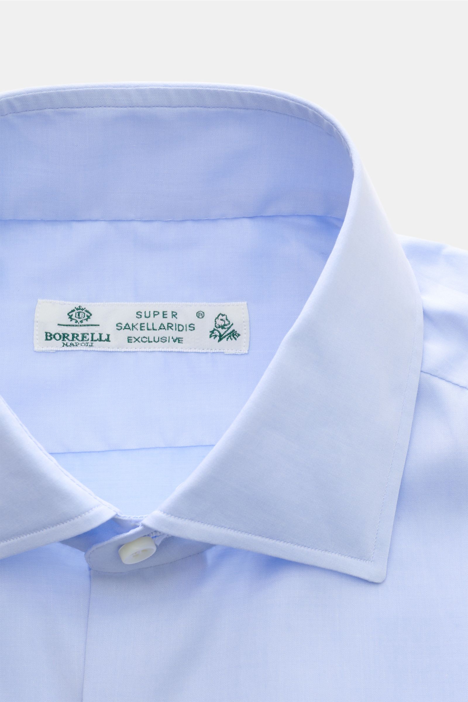 Borrelli Business Hemd 'Luciano' Haifisch-Kragen hellblau, Popeline aus reiner Baumwolle, Slim Fit, glatter Griff, Streifenmuster, französische Knopfleiste, Sportmanschette, gerundeter Saum, Nahaufnahme von oben.