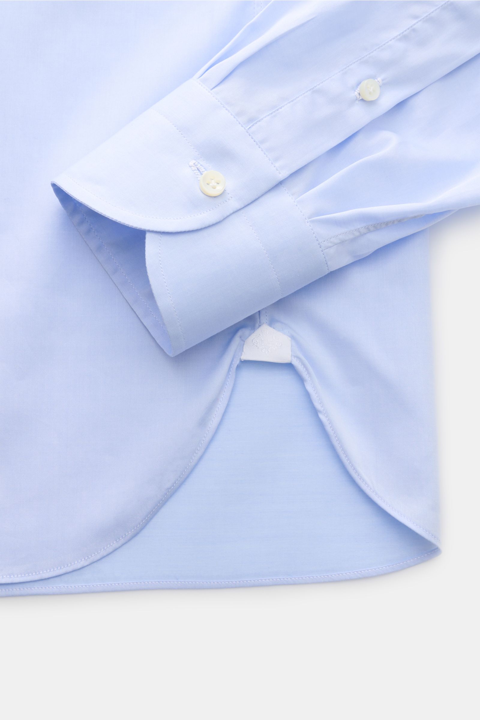 Borrelli Business Hemd 'Luciano' Haifisch-Kragen hellblau, Detailansicht Ärmel und Saum, Popeline, glatter Griff, Slim Fit, Streifenmuster, Perlmuttknöpfe.