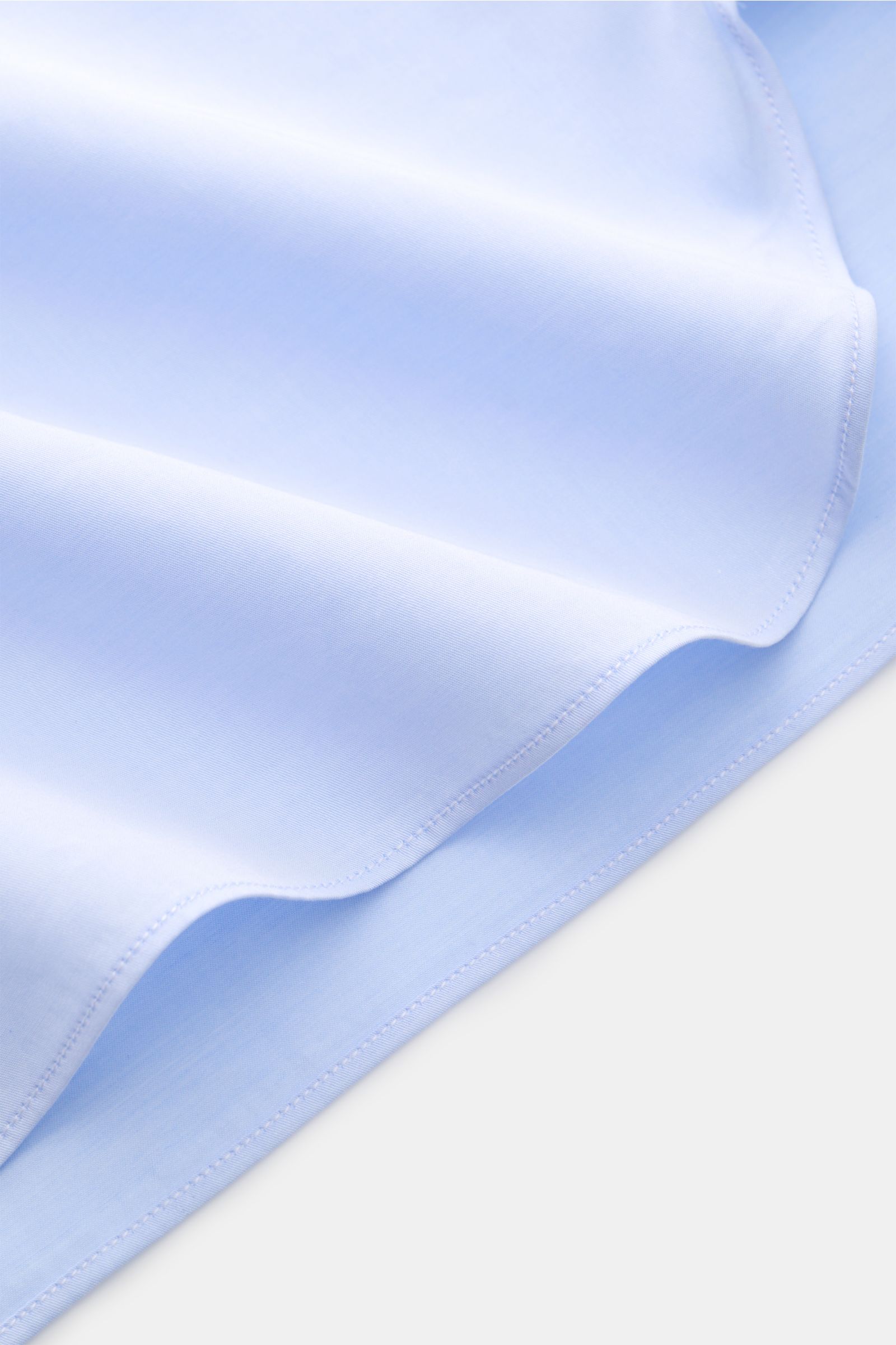 Borrelli Business Hemd 'Luciano' Haifisch-Kragen hellblau, Detailansicht Stoffkante, Popeline, Baumwolle, glatter Griff, Slim Fit, Streifenmuster, Perlmuttknöpfe.