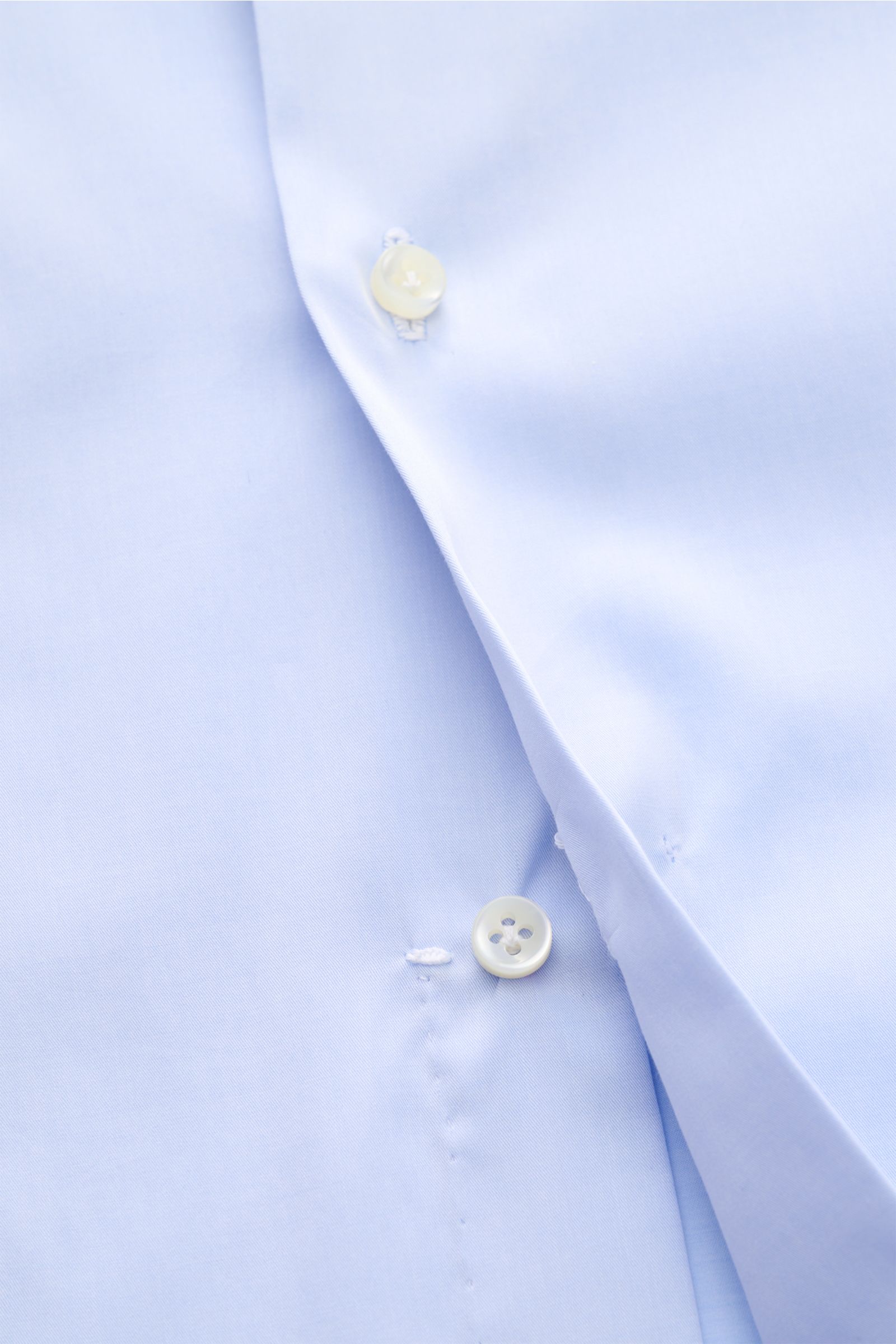 Borrelli Business Hemd 'Luciano' Haifisch-Kragen hellblau, Nahaufnahme von Knopfleiste mit Perlmuttknöpfen, Popeline aus reiner Baumwolle, leichter Griff, zeitloses Streifenmuster, Slim Fit, klassische Sportmanschette, gerundeter Saumverlauf.