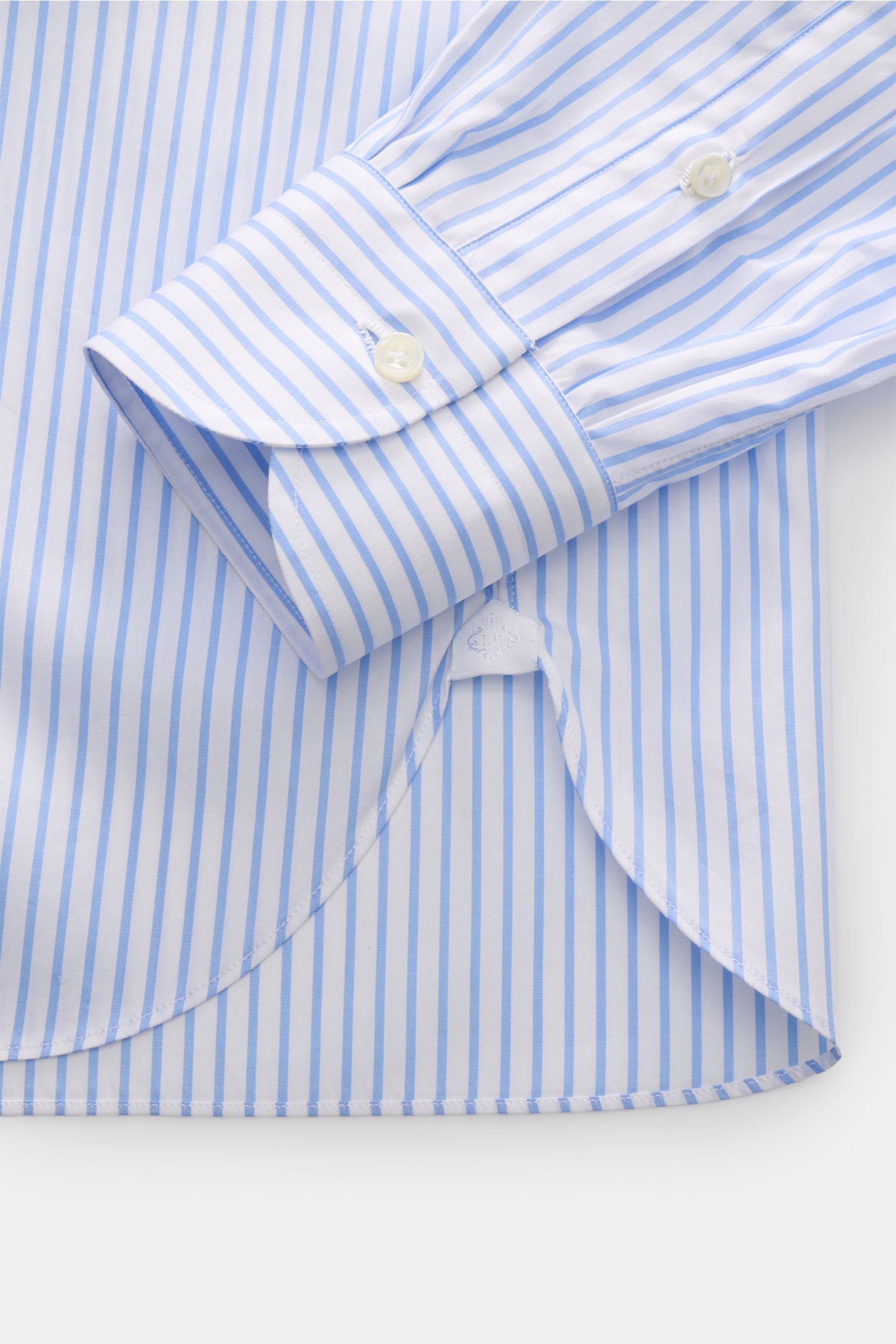 Borrelli Business Hemd 'Luciano' Haifisch-Kragen weiß/hellblau gestreift, Slim Fit, Popeline, glatter Griff, französische Knopfleiste, Sportmanschette, gerundeter Saum, Detailansicht von oben.