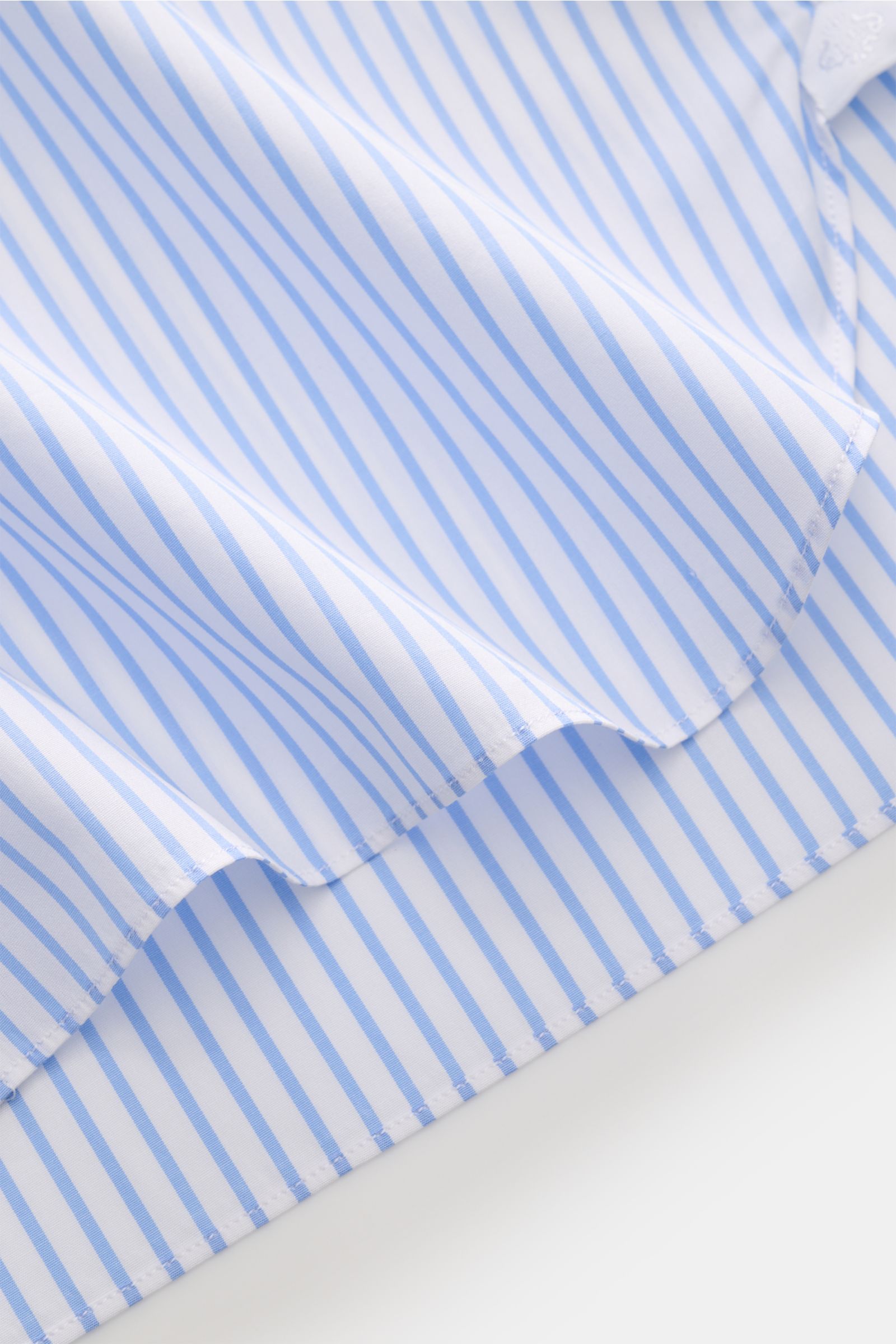 Borrelli Business Hemd 'Luciano' Haifisch-Kragen weiß/hellblau gestreift, Popeline Baumwolle, Slim Fit, Haifisch-Kragen, Perlmuttknöpfe, gerundeter Saum, Detailaufnahme.