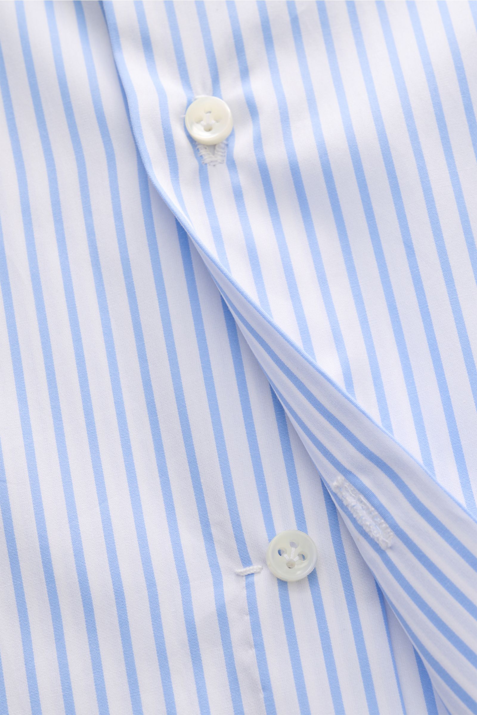 Borrelli Business Hemd 'Luciano' Haifisch-Kragen weiß/hellblau gestreift, Popeline, glatter Griff, Knopfleiste, Slim Fit, Sportmanschette, Saumverlauf, Nahaufnahme.