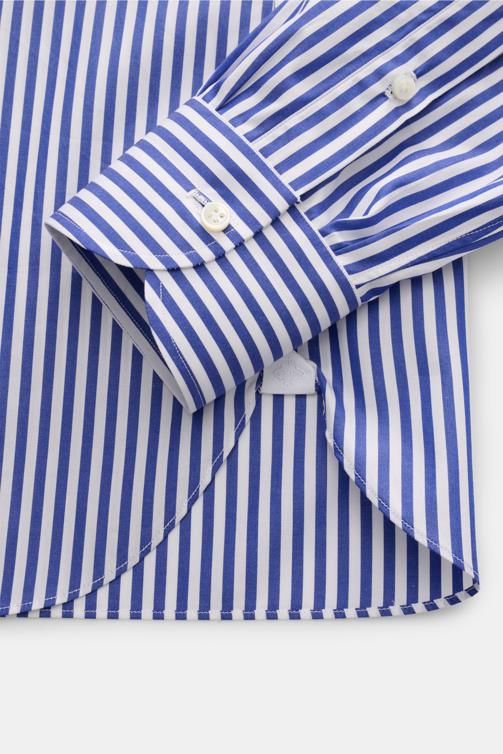Borrelli Business Hemd 'Luciano' Haifisch-Kragen weiß/dunkelblau gestreift, Detailaufnahme Manschette und Saumverlauf, Popeline, Slim Fit.